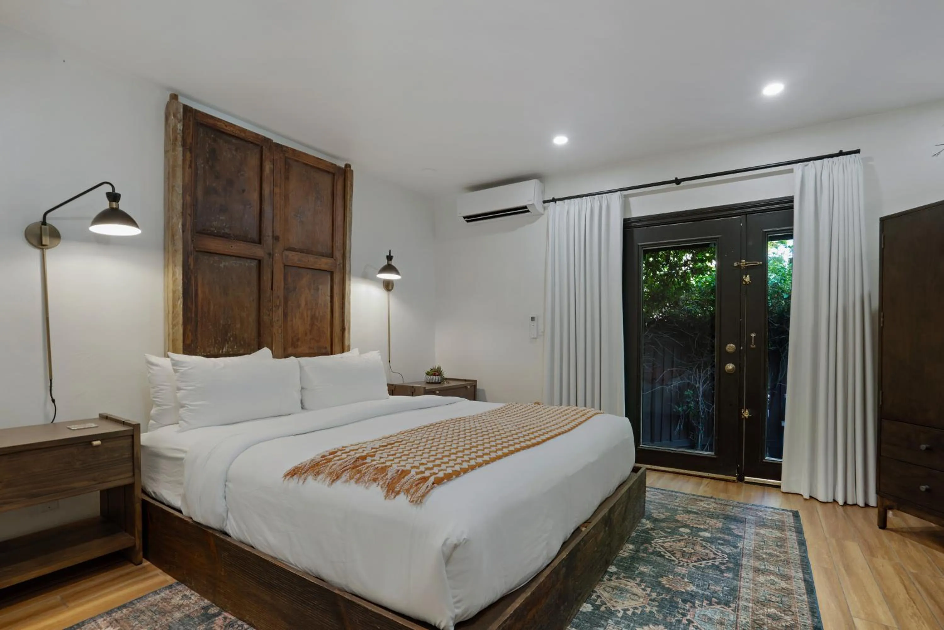 Bed in Talavera Palm Springs