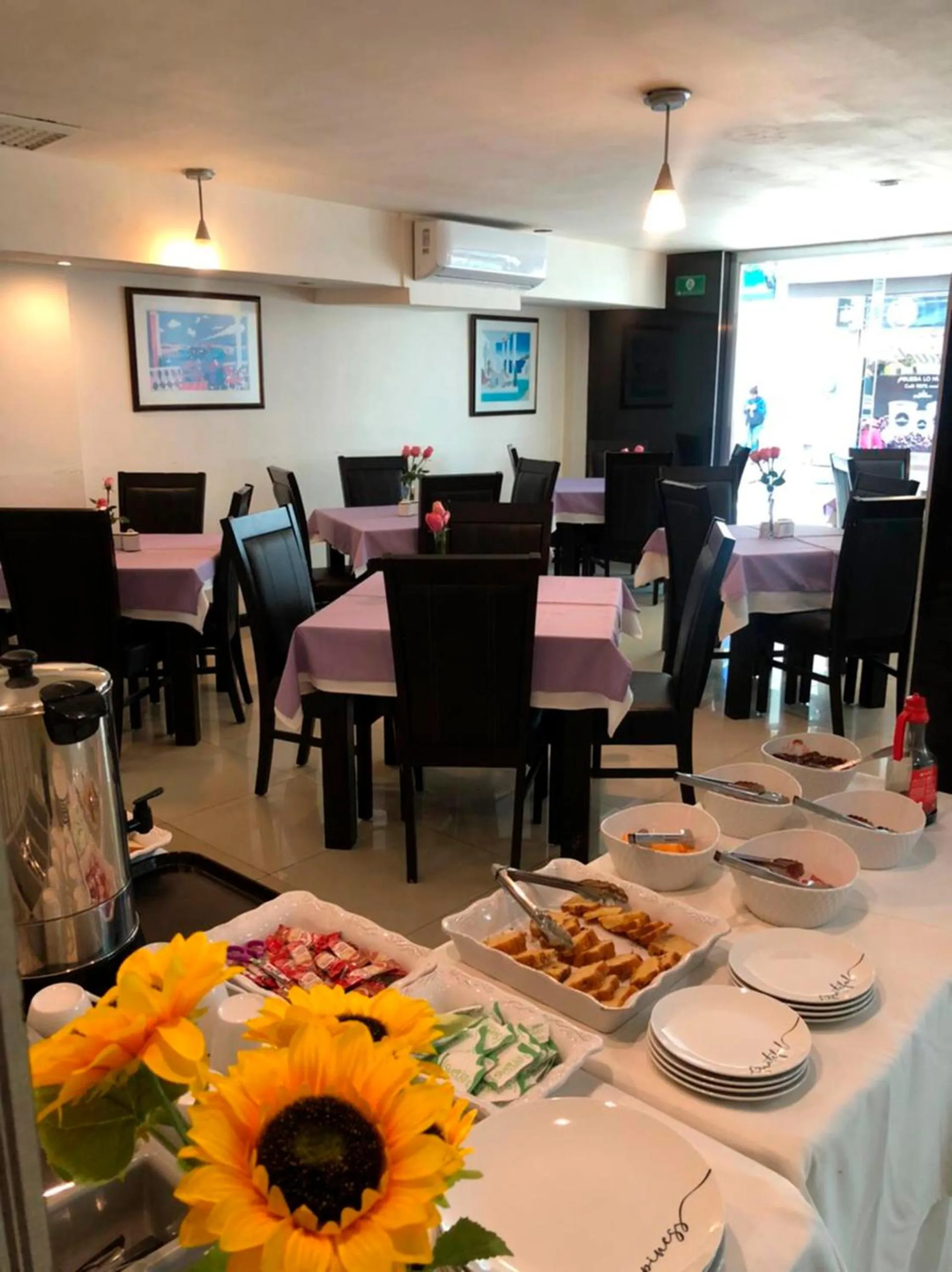 Restaurant/places to eat in Hotel Francis