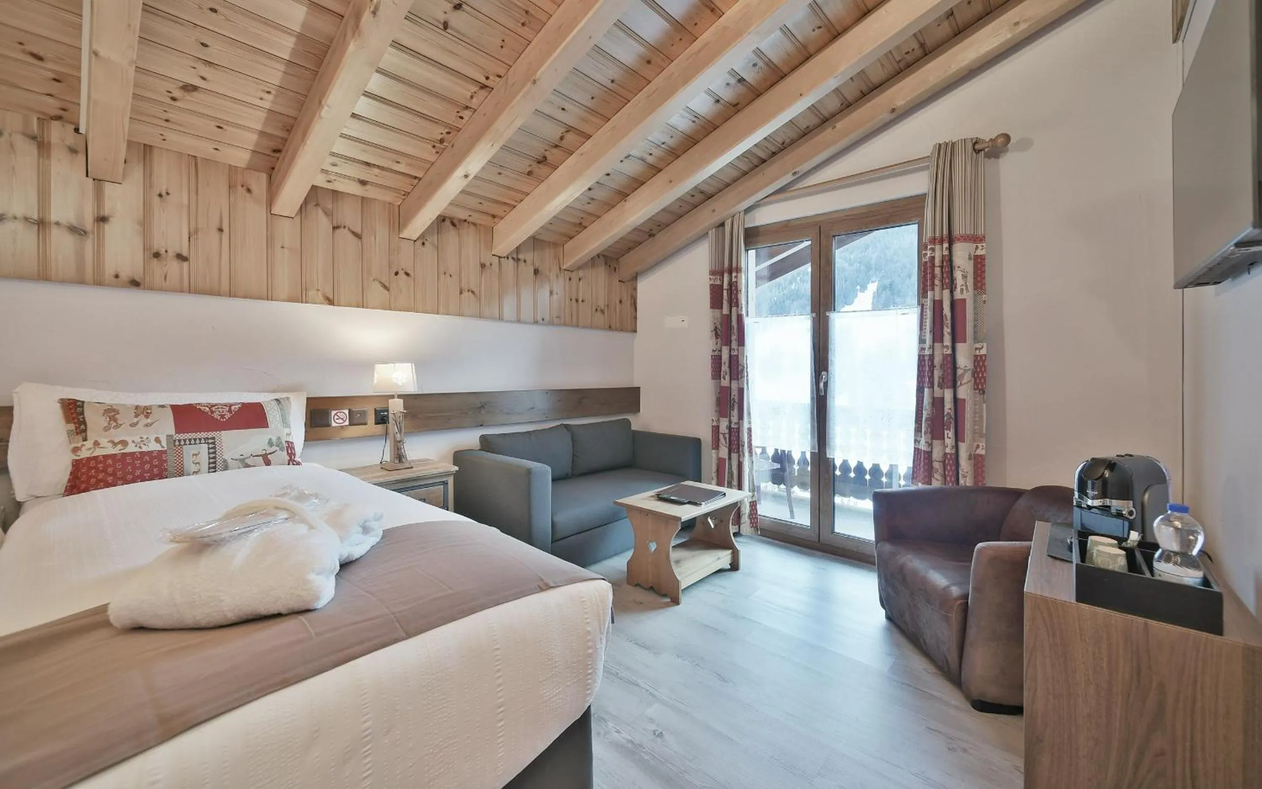 Bed in Hôtel Le Chamois