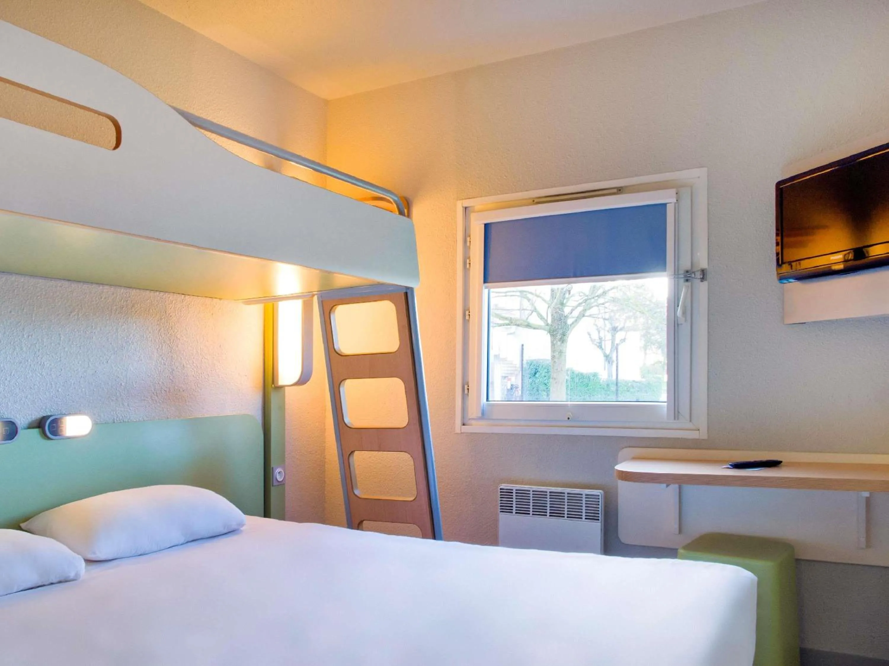 Bedroom, Bed in ibis Budget Beaune