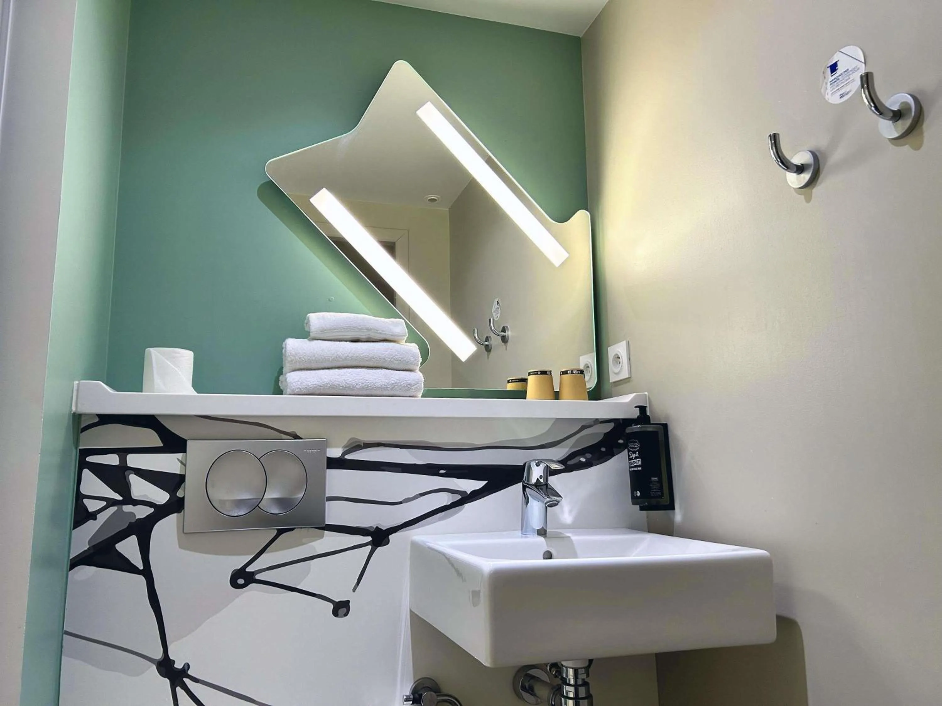 Bedroom in ibis Budget Beaune