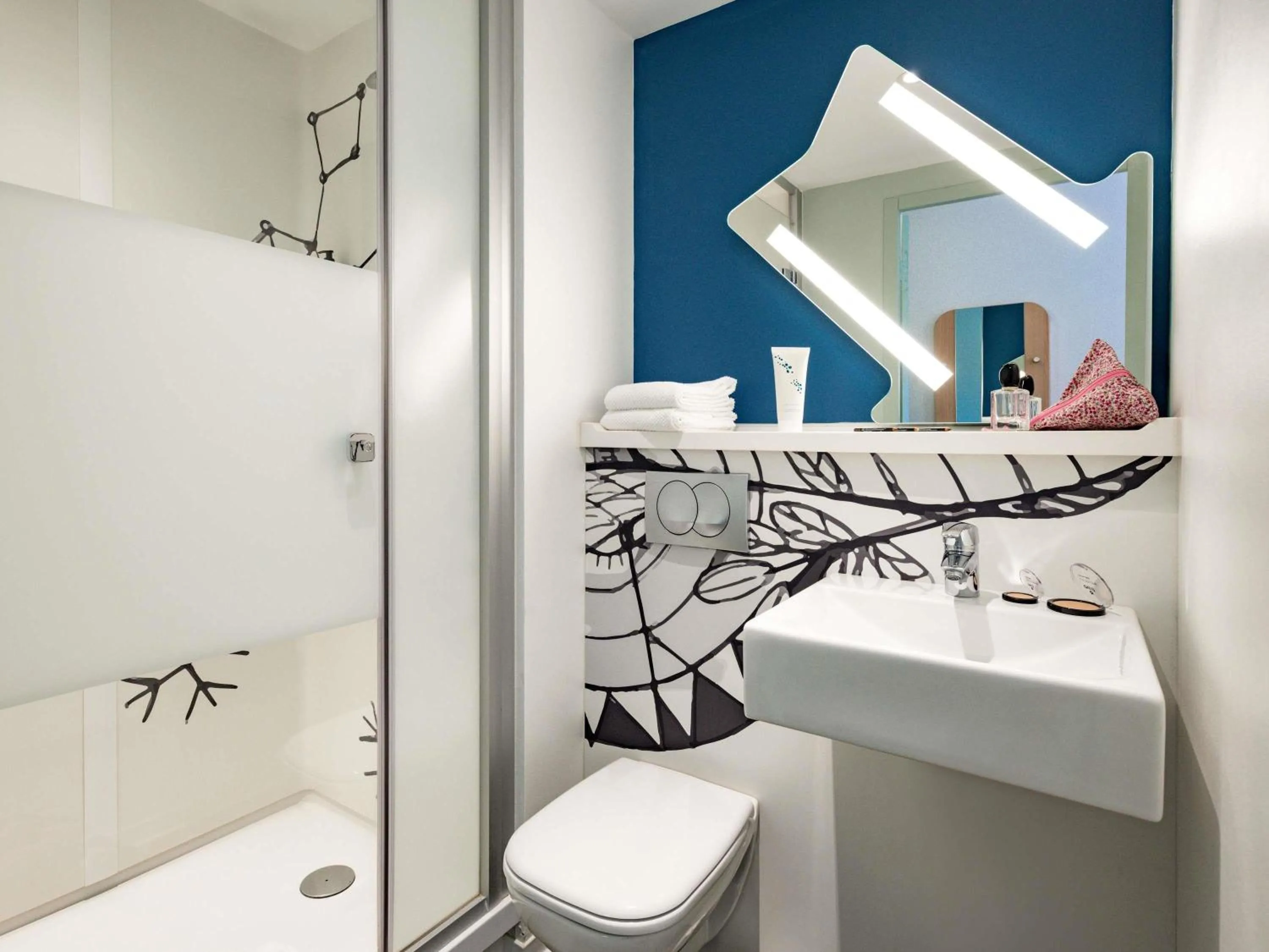 Bedroom in ibis Budget Beaune