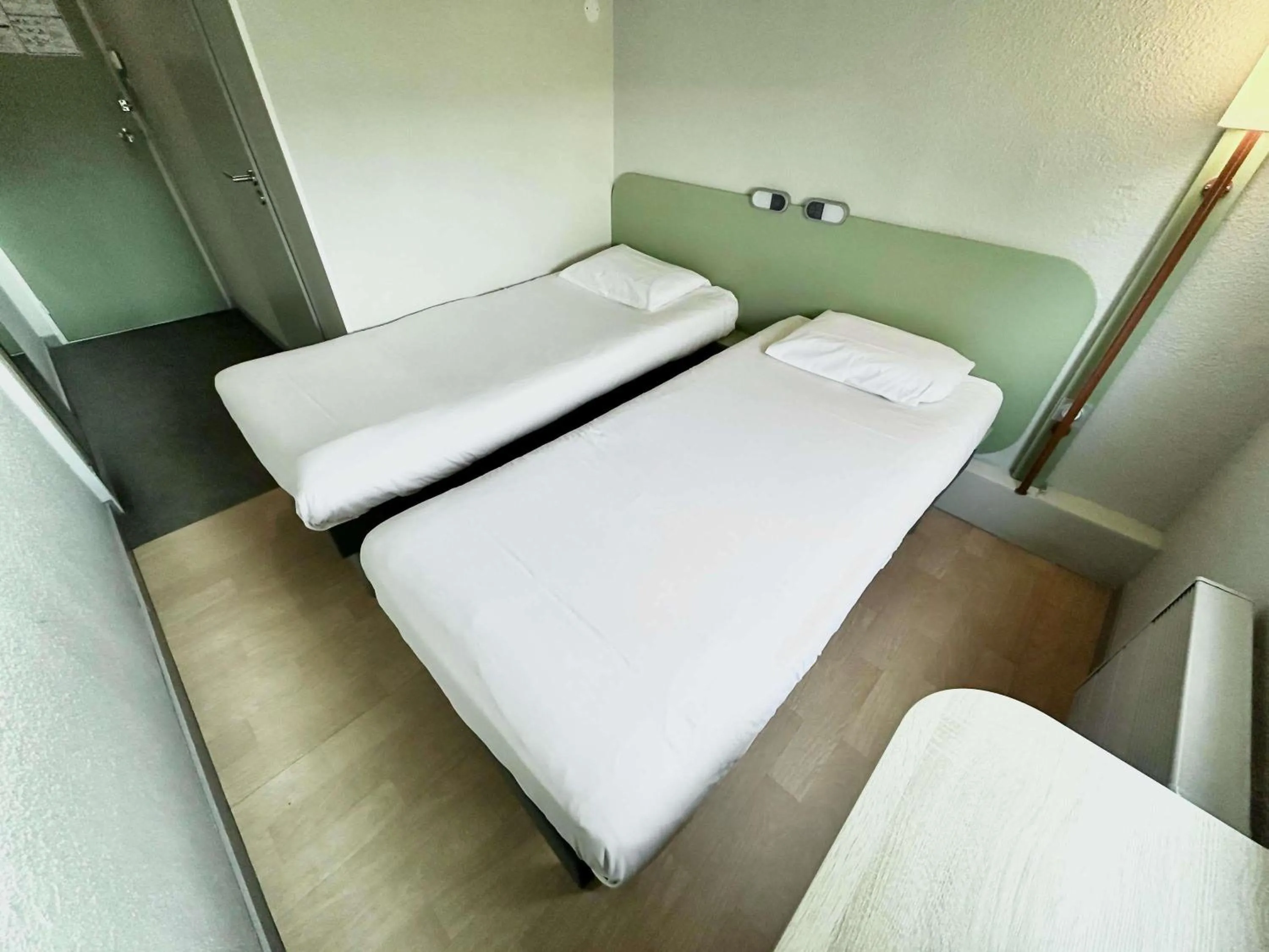 Bedroom, Bed in ibis Budget Beaune