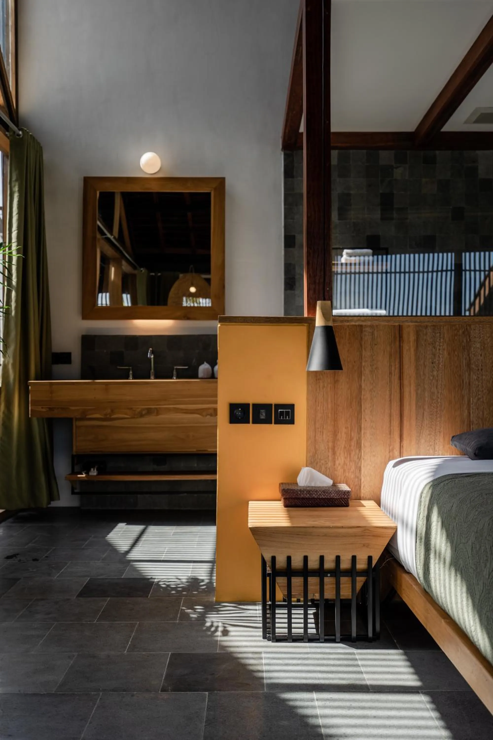 Seating area, Bed in The Saren