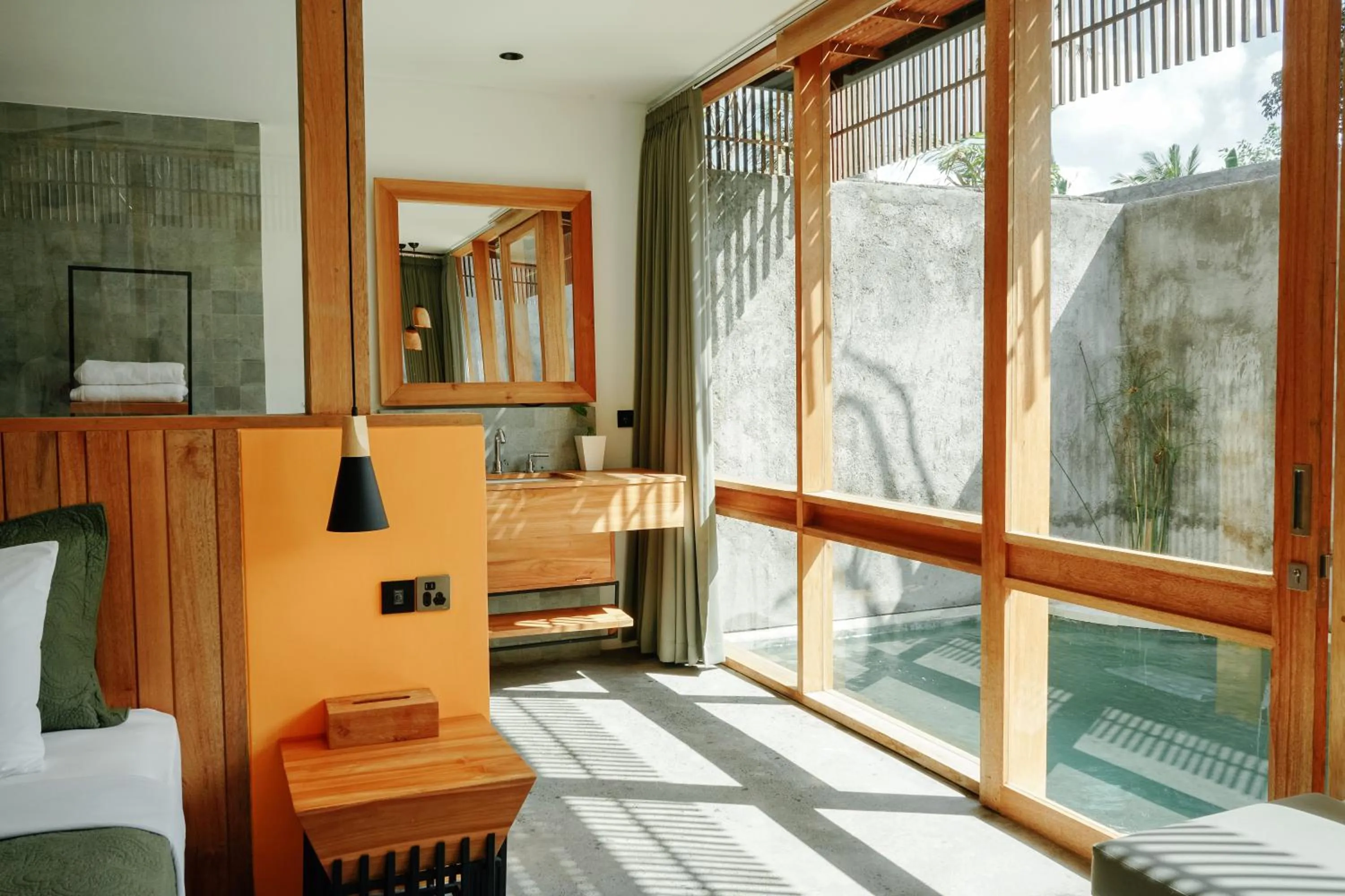 Swimming pool, Bed in The Saren