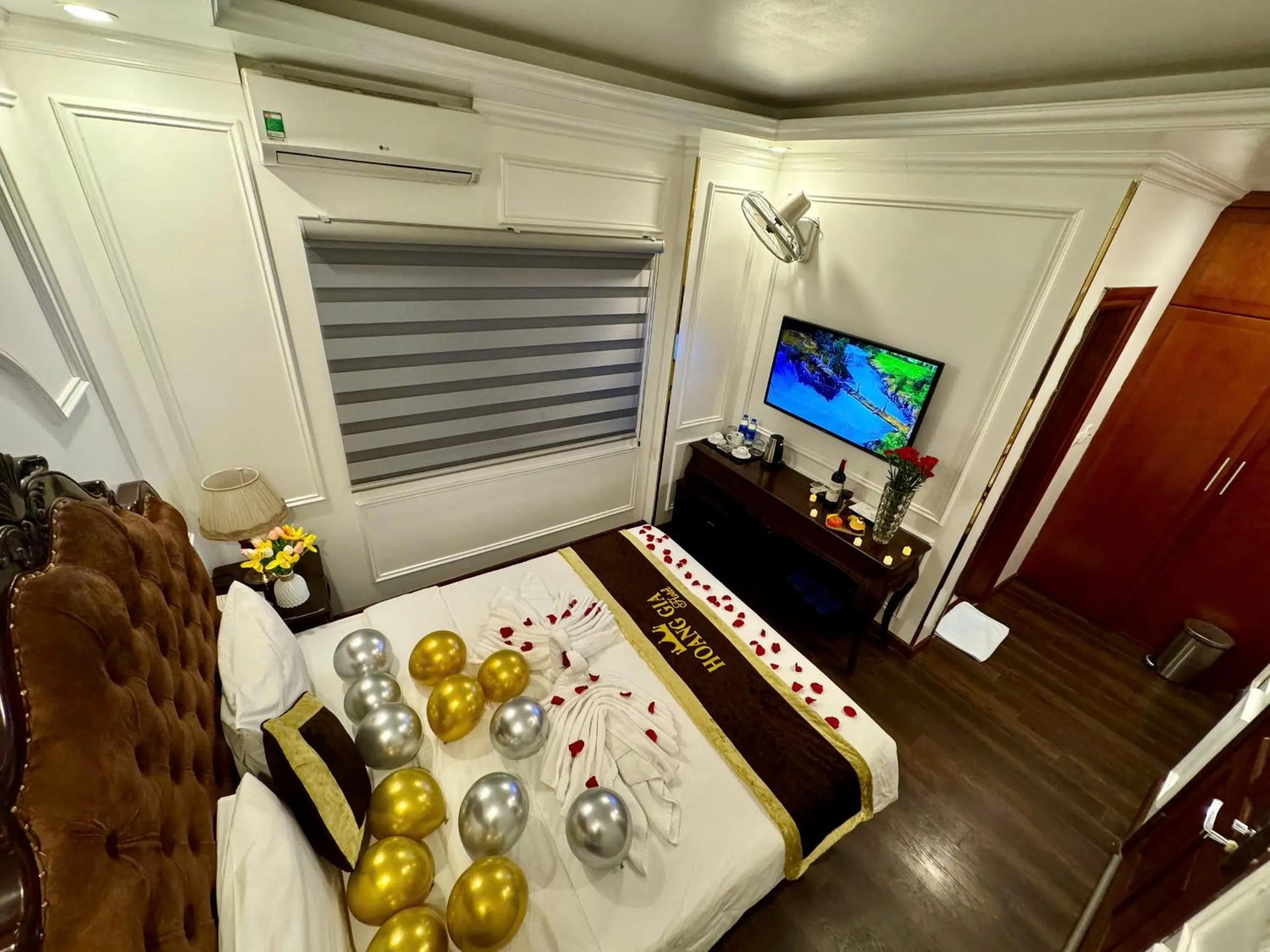 air conditioner, Bed in Hoàng Gia Hotel Nhân Hòa