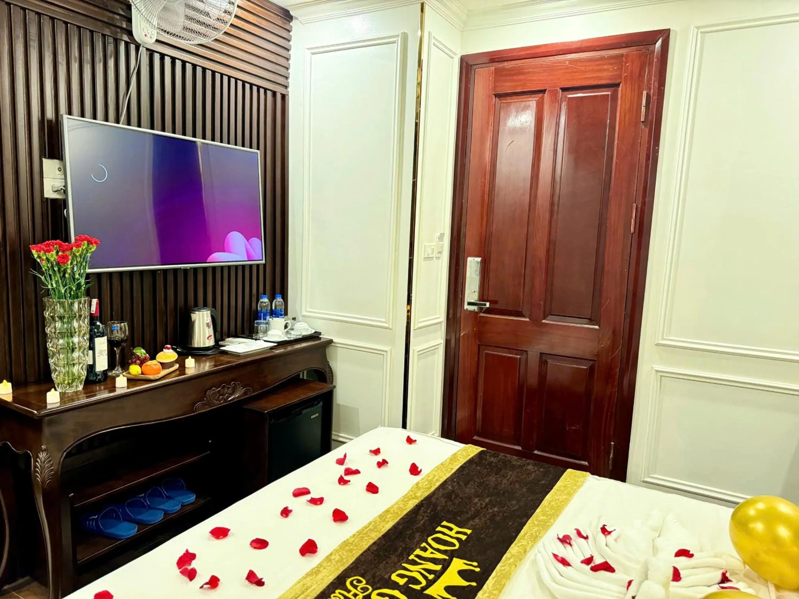 TV and multimedia, Bed in Hoàng Gia Hotel Nhân Hòa