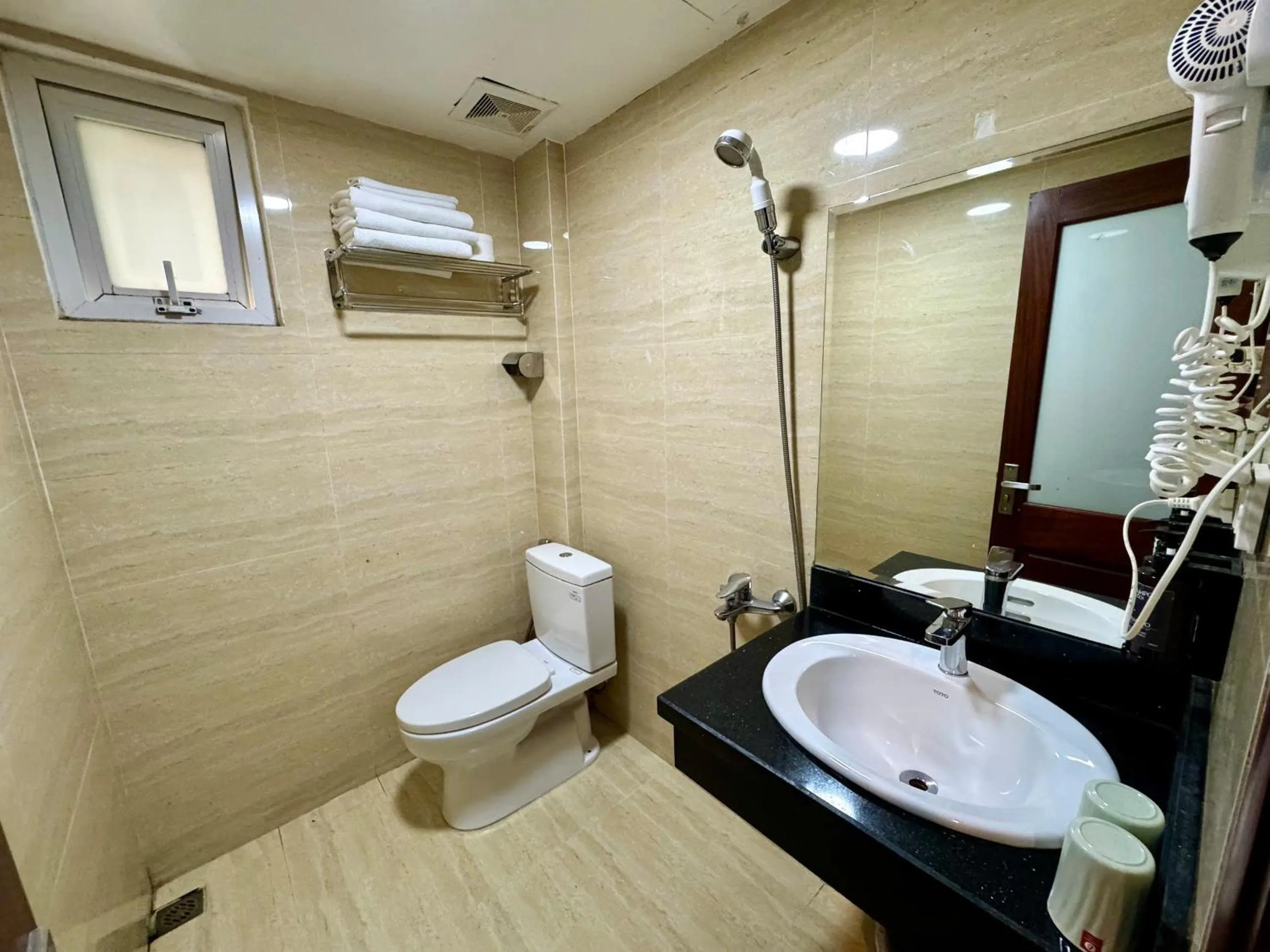 Toilet in Hoàng Gia Hotel Nhân Hòa