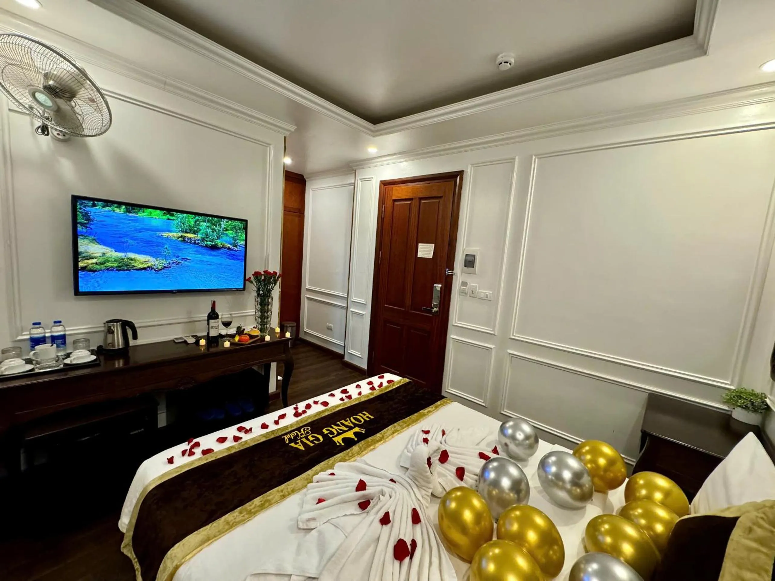 TV and multimedia, Bed in Hoàng Gia Hotel Nhân Hòa