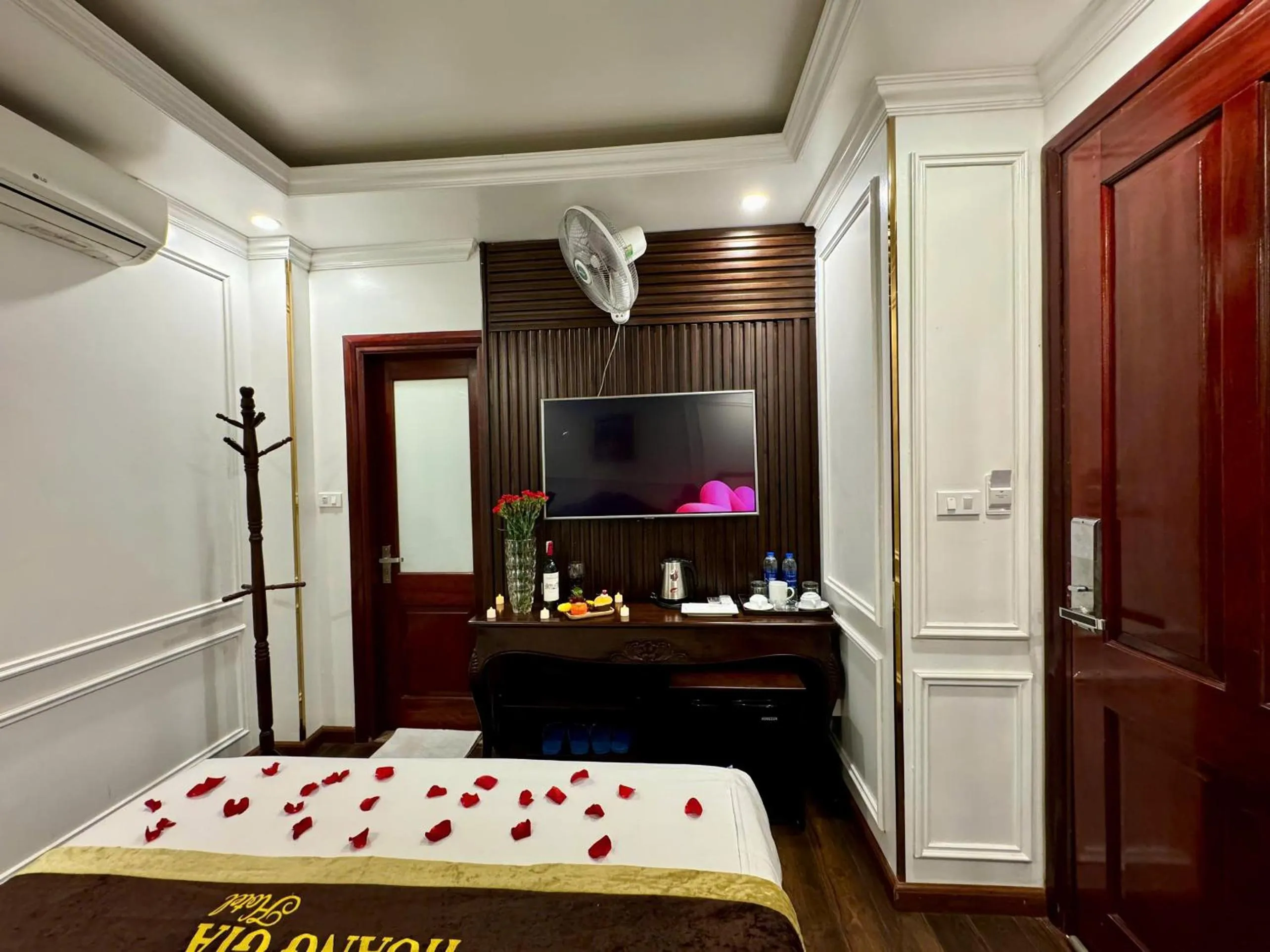 TV and multimedia, Bed in Hoàng Gia Hotel Nhân Hòa