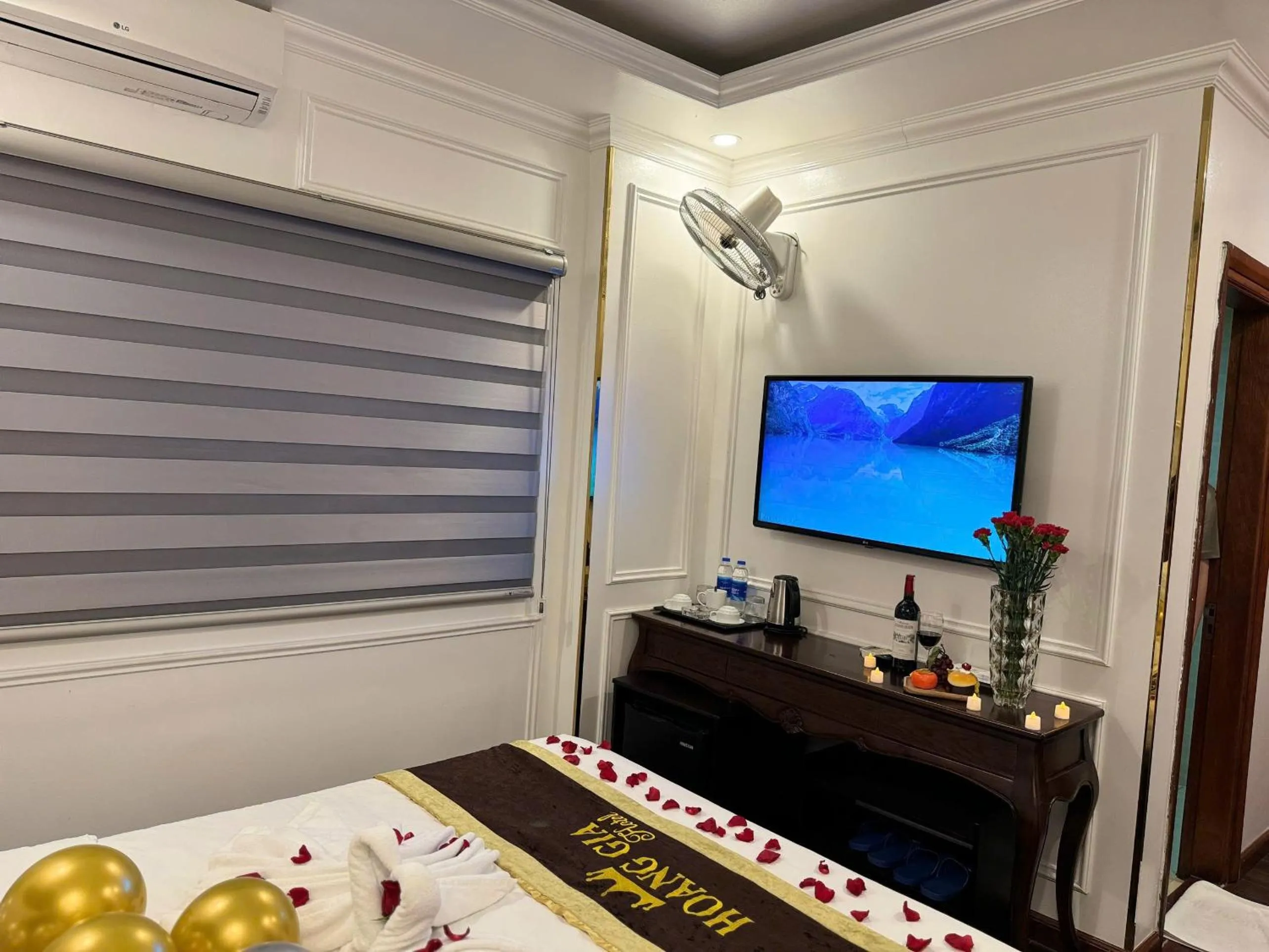 TV and multimedia in Hoàng Gia Hotel Nhân Hòa