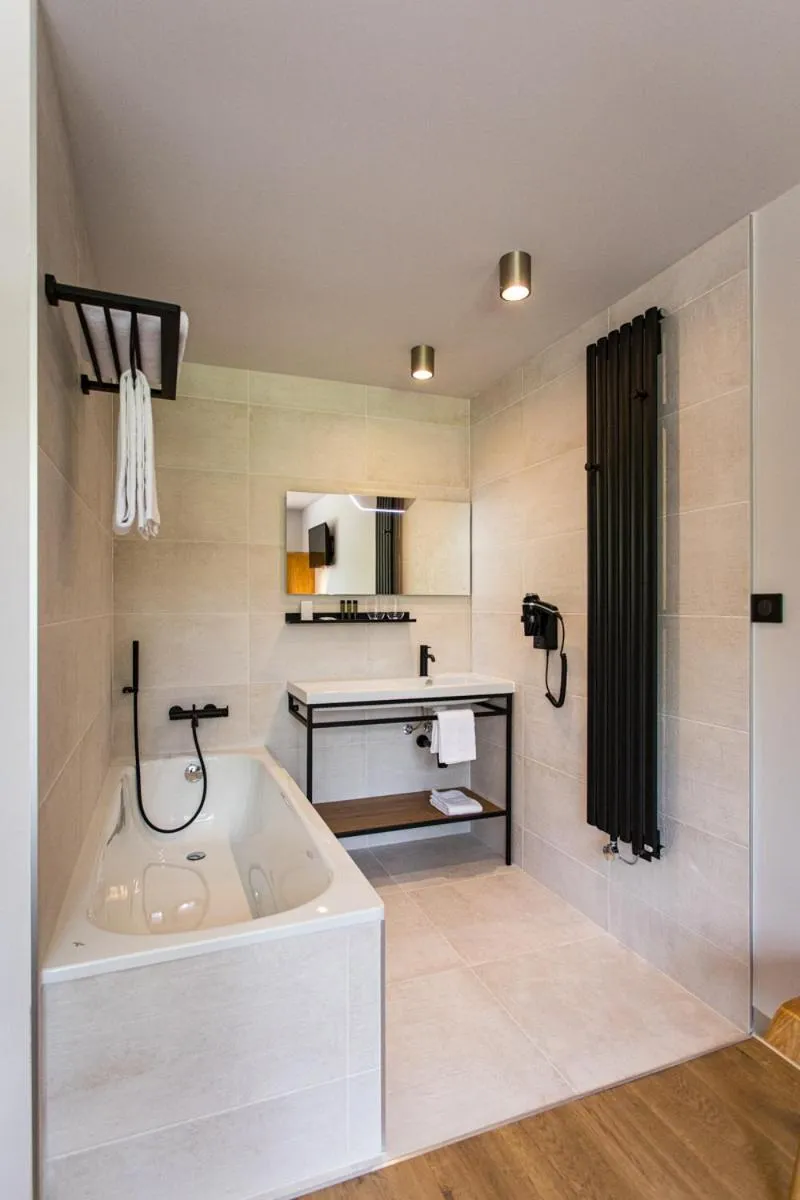 Bath in Hôtel L'Ouvrée