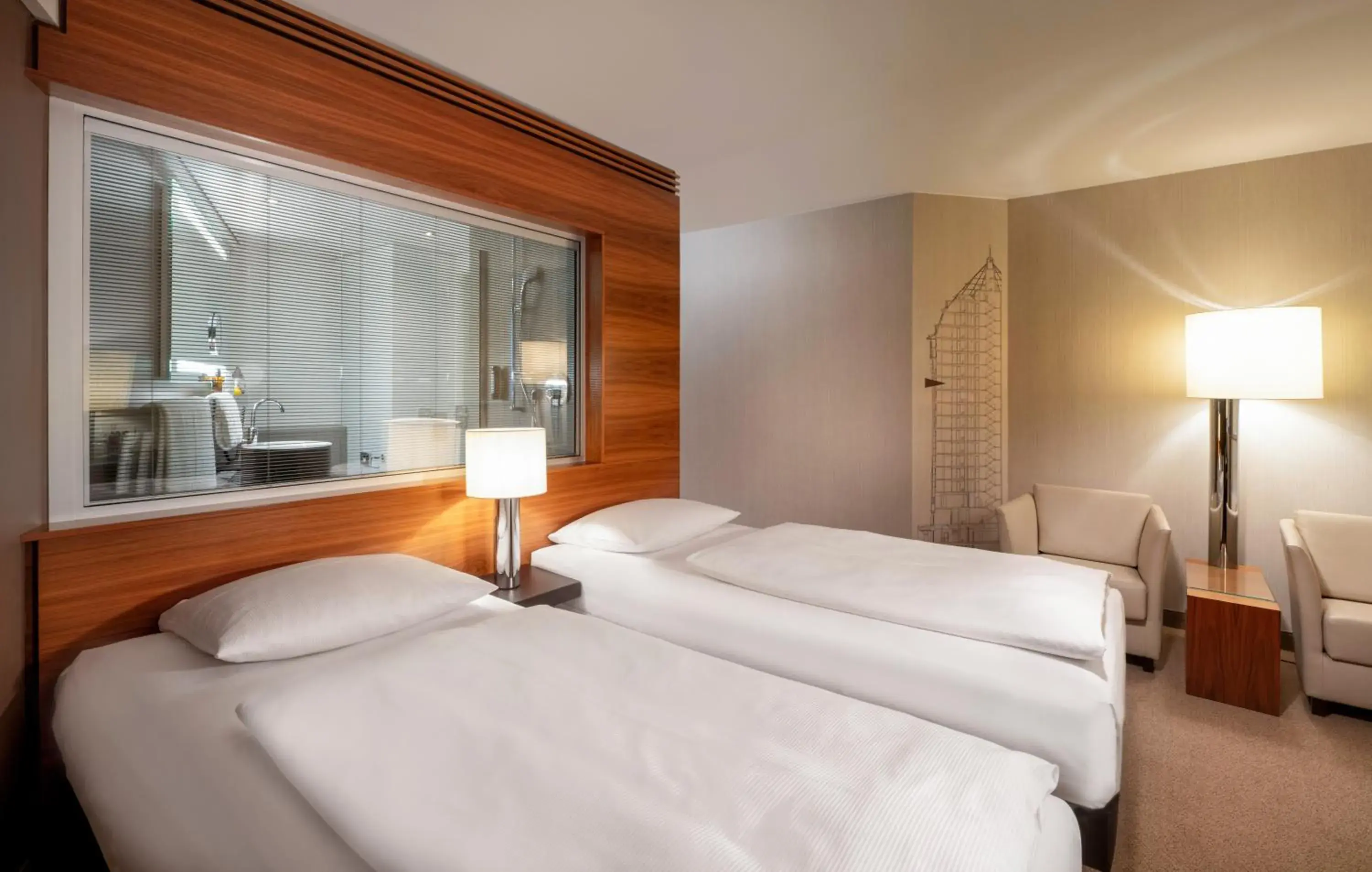 Classic Twin Room in Mövenpick Hotel Hamburg Classic Twin Room in Mövenpick Hotel Hamburg