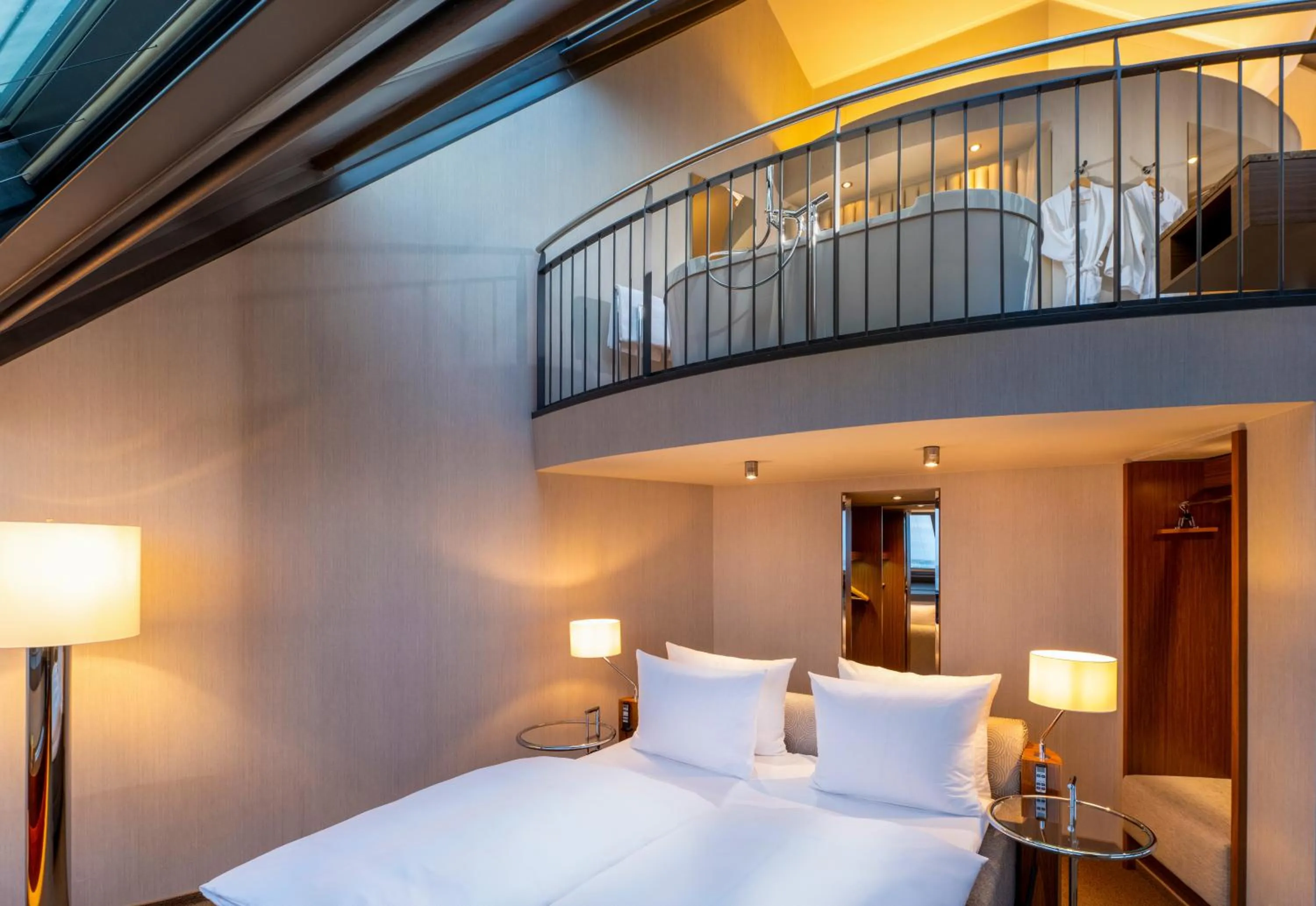 Bathroom, Bed in MÖVENPICK Hotel Hamburg City