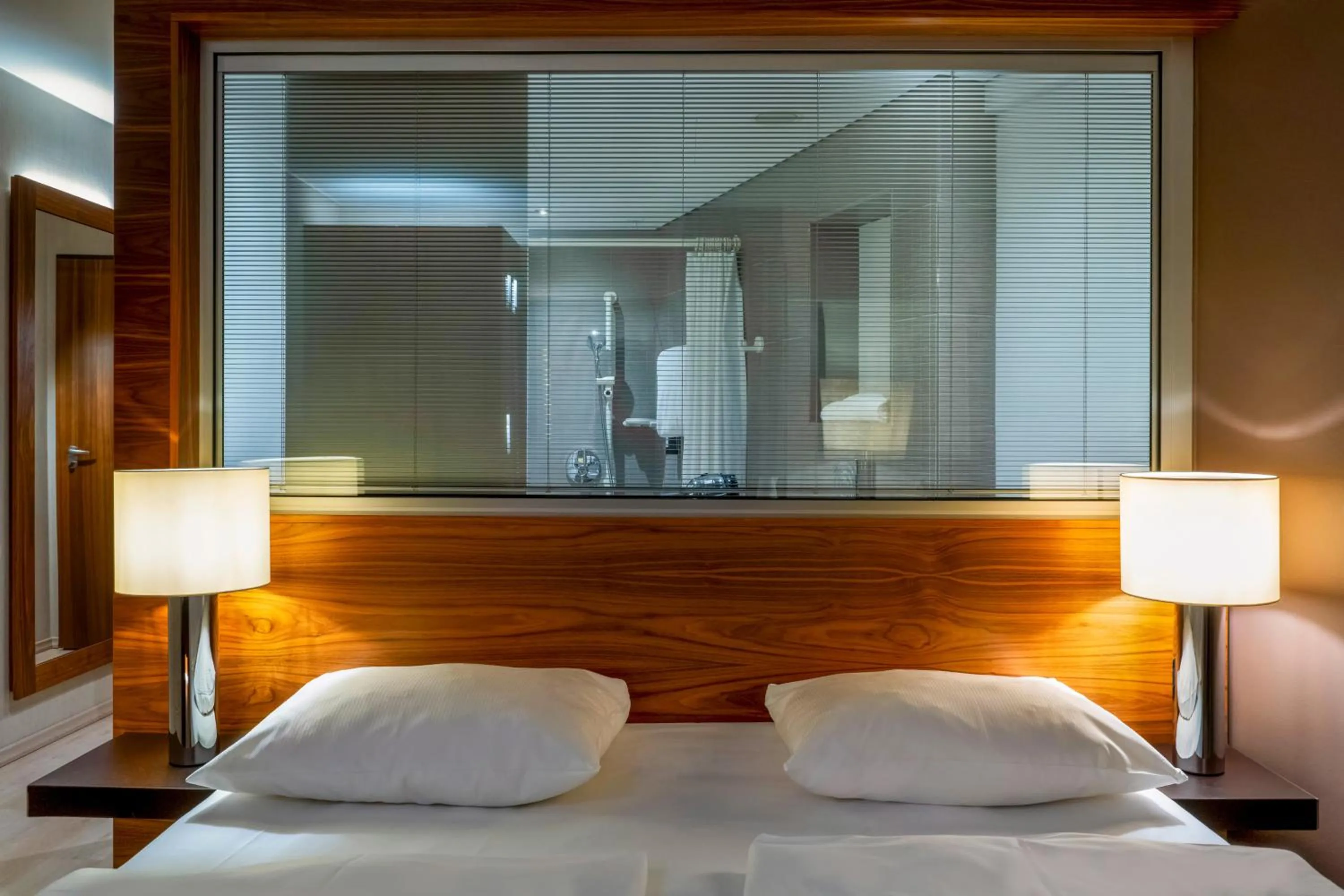 Bathroom, Bed in MÖVENPICK Hotel Hamburg City