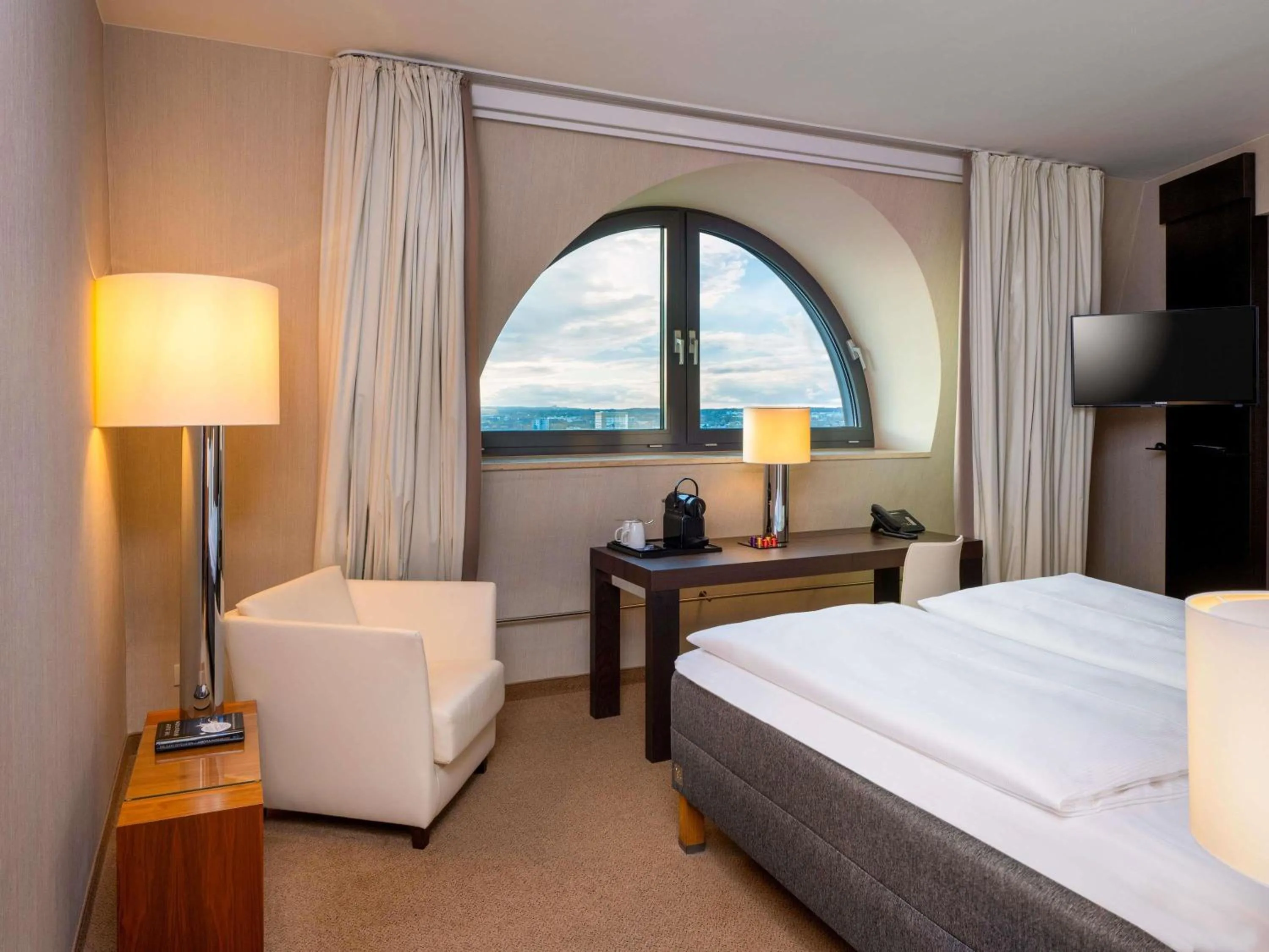 Bedroom, Bed in MÖVENPICK Hotel Hamburg City