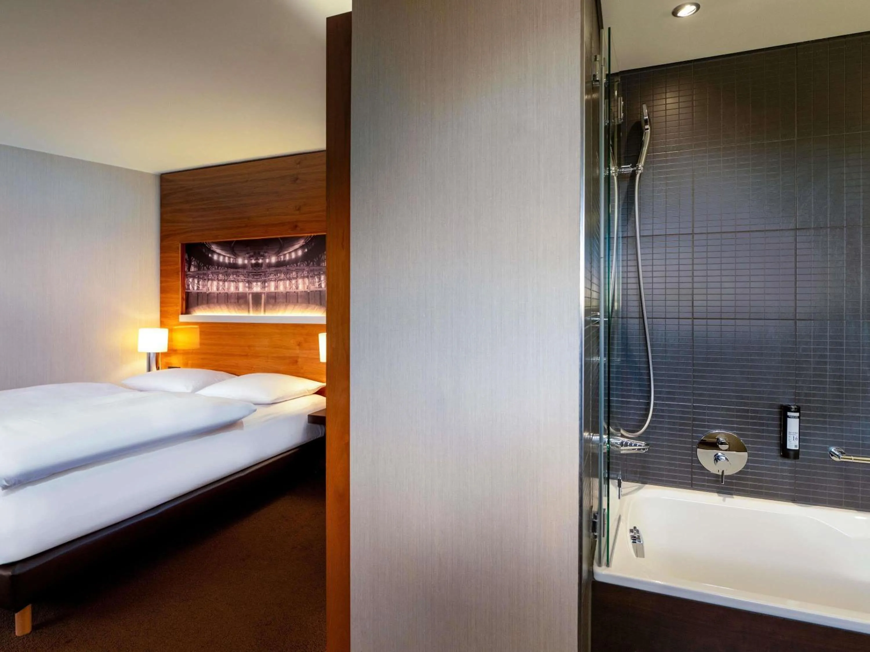 Bedroom, Bed in MÖVENPICK Hotel Hamburg City