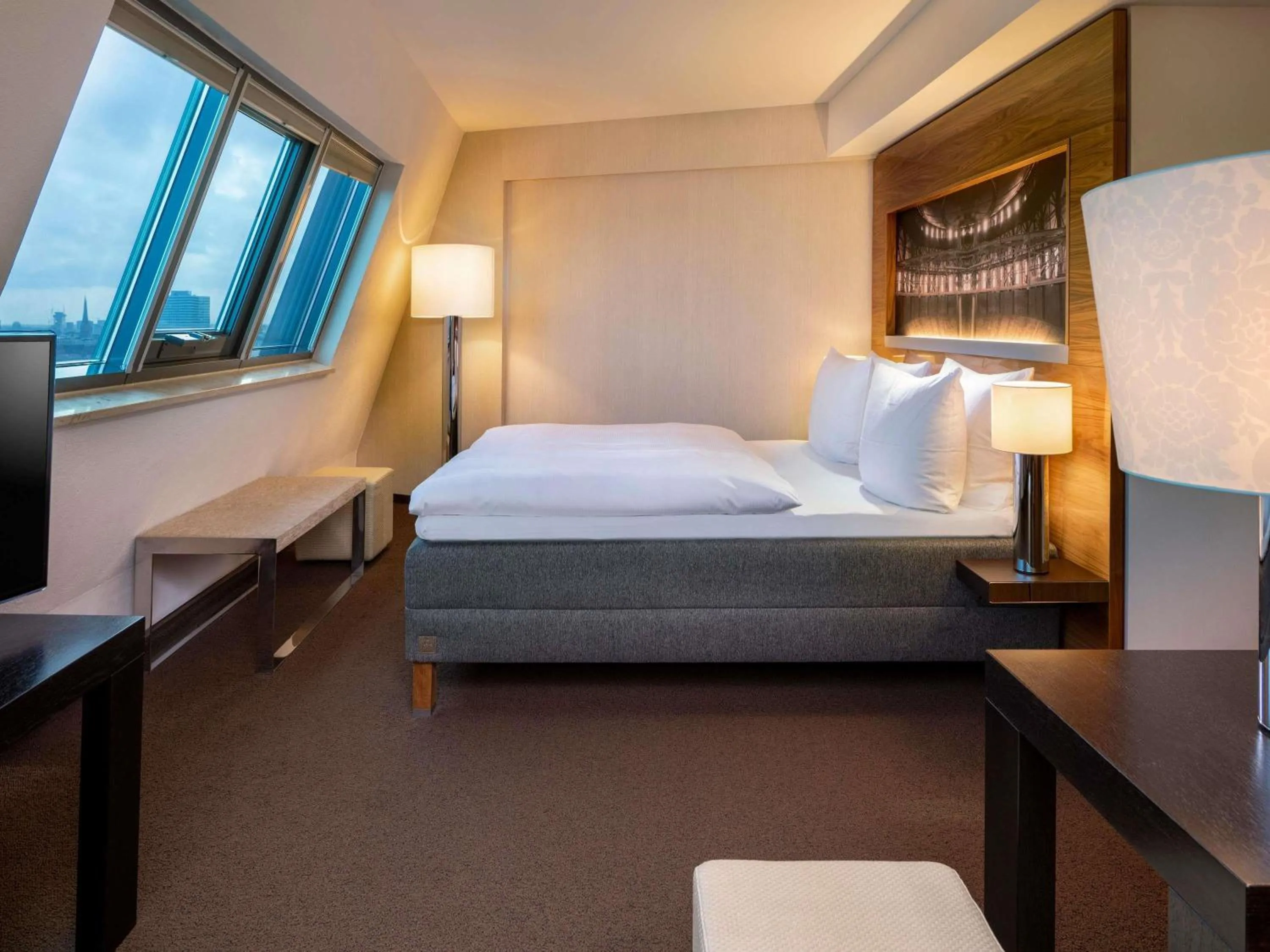 Bedroom, Bed in MÖVENPICK Hotel Hamburg City