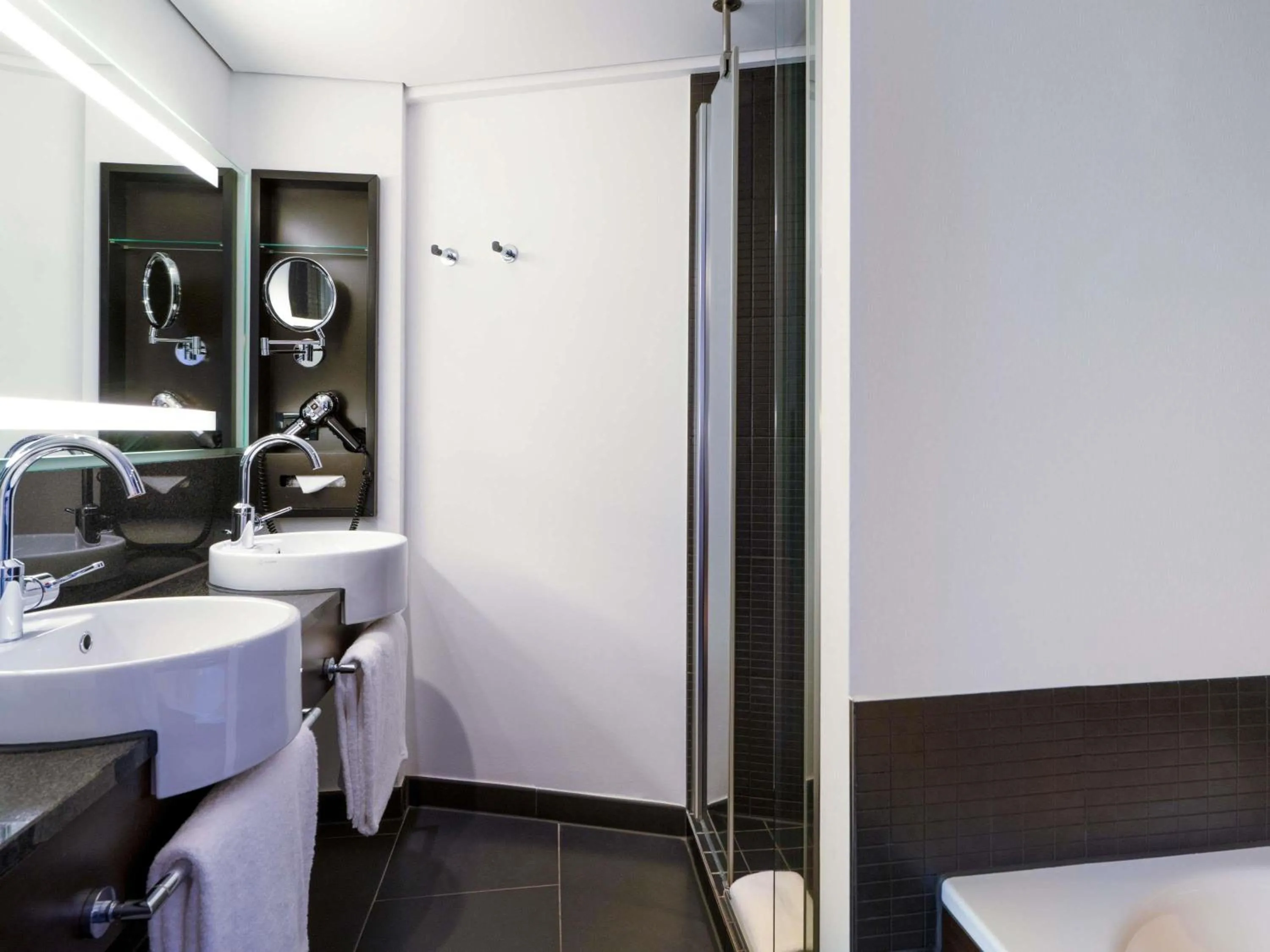 Bedroom, Bed in MÖVENPICK Hotel Hamburg City