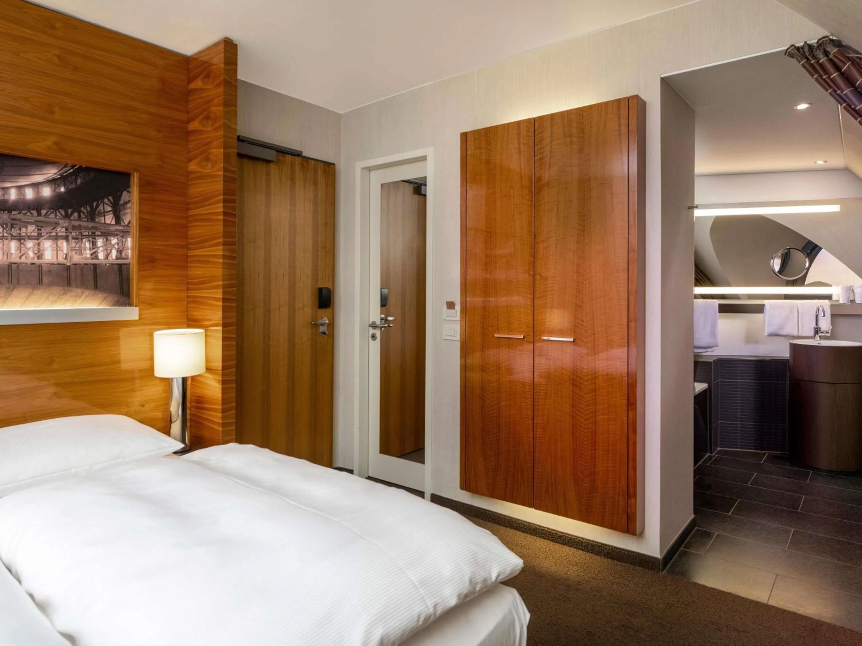 Bedroom, Bed in MÖVENPICK Hotel Hamburg City