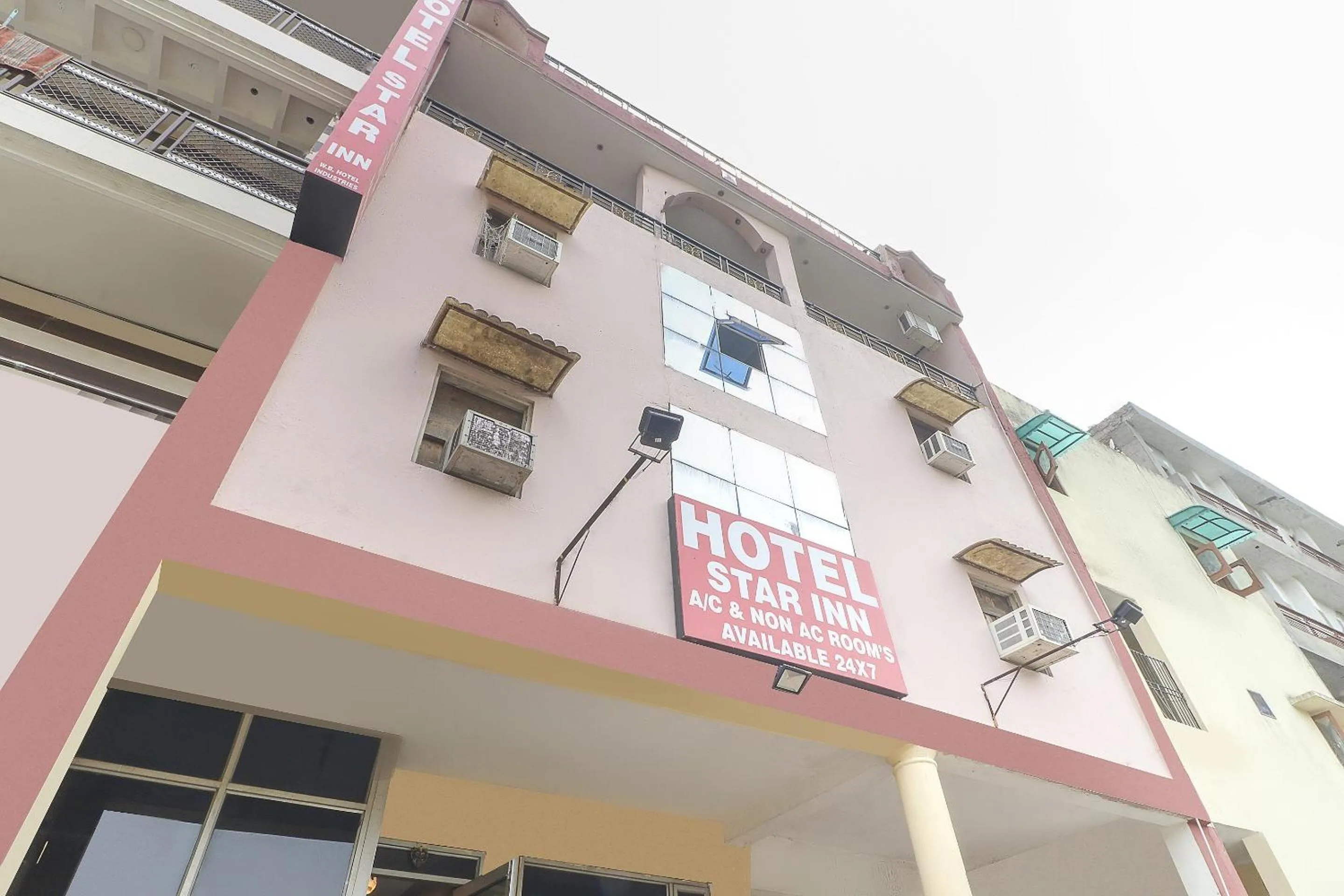 Facade/entrance in Hotel Star Inn