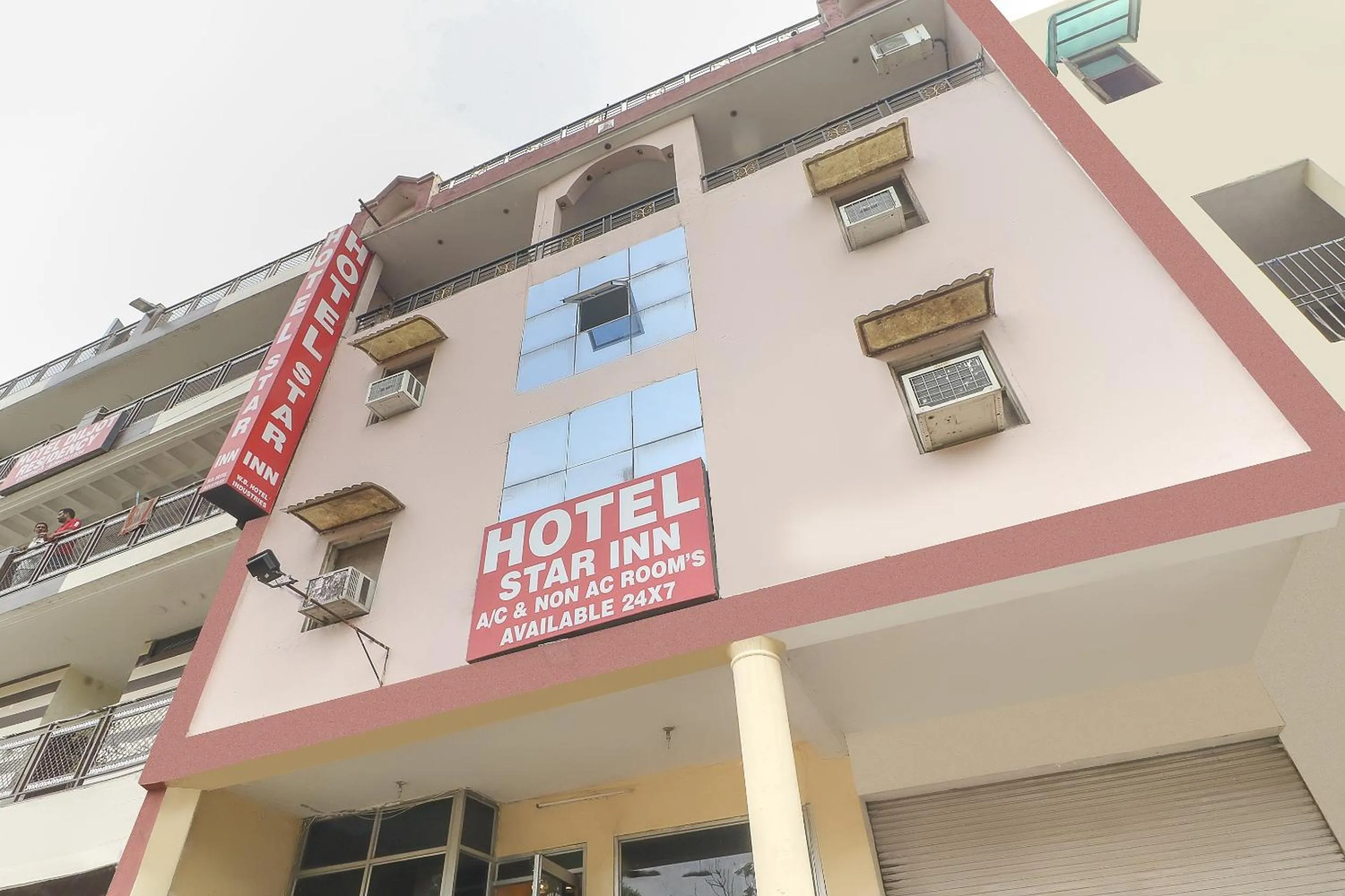 Facade/entrance in Hotel Star Inn