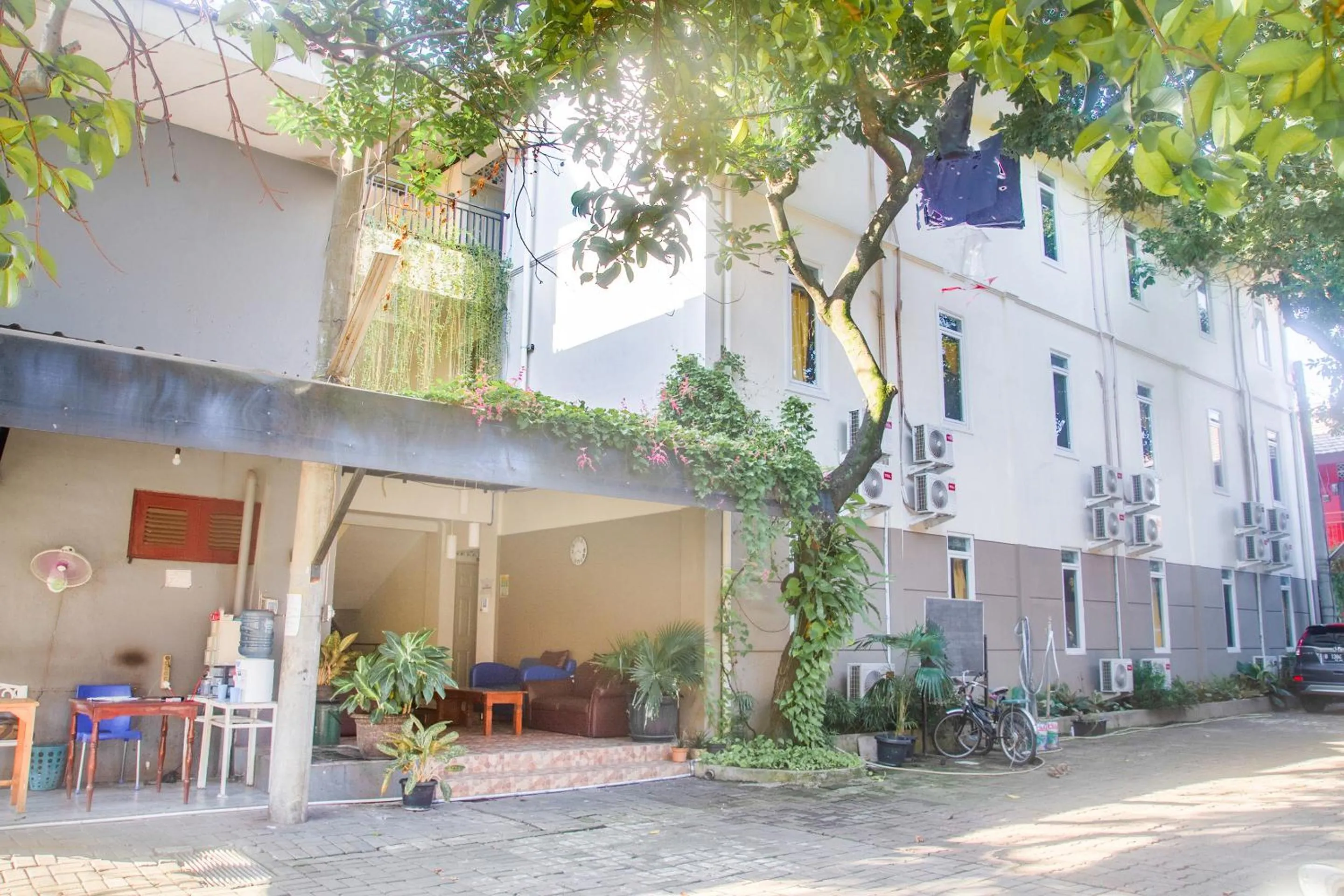 Facade/entrance in Urbanview Hotel Minongga Pondok Labu by RedDoorz