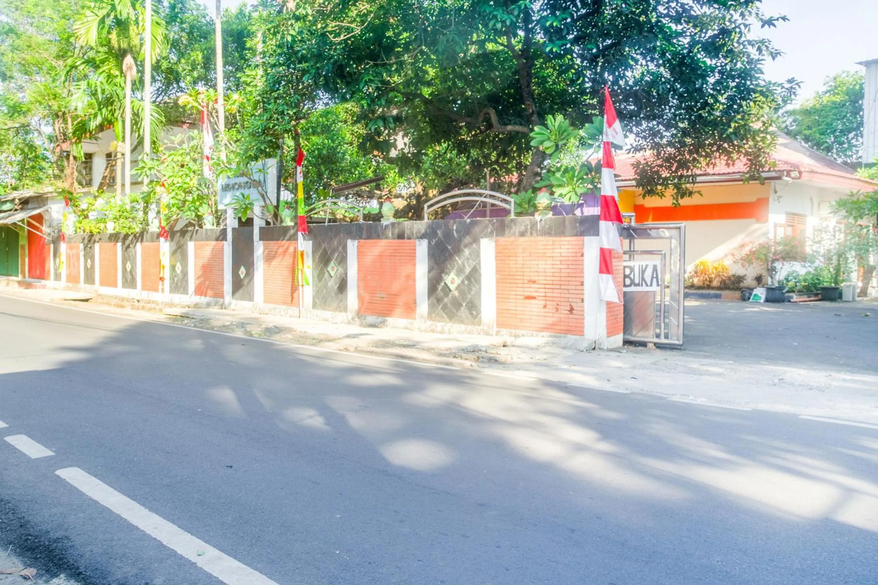 Facade/entrance in Urbanview Hotel Minongga Pondok Labu by RedDoorz