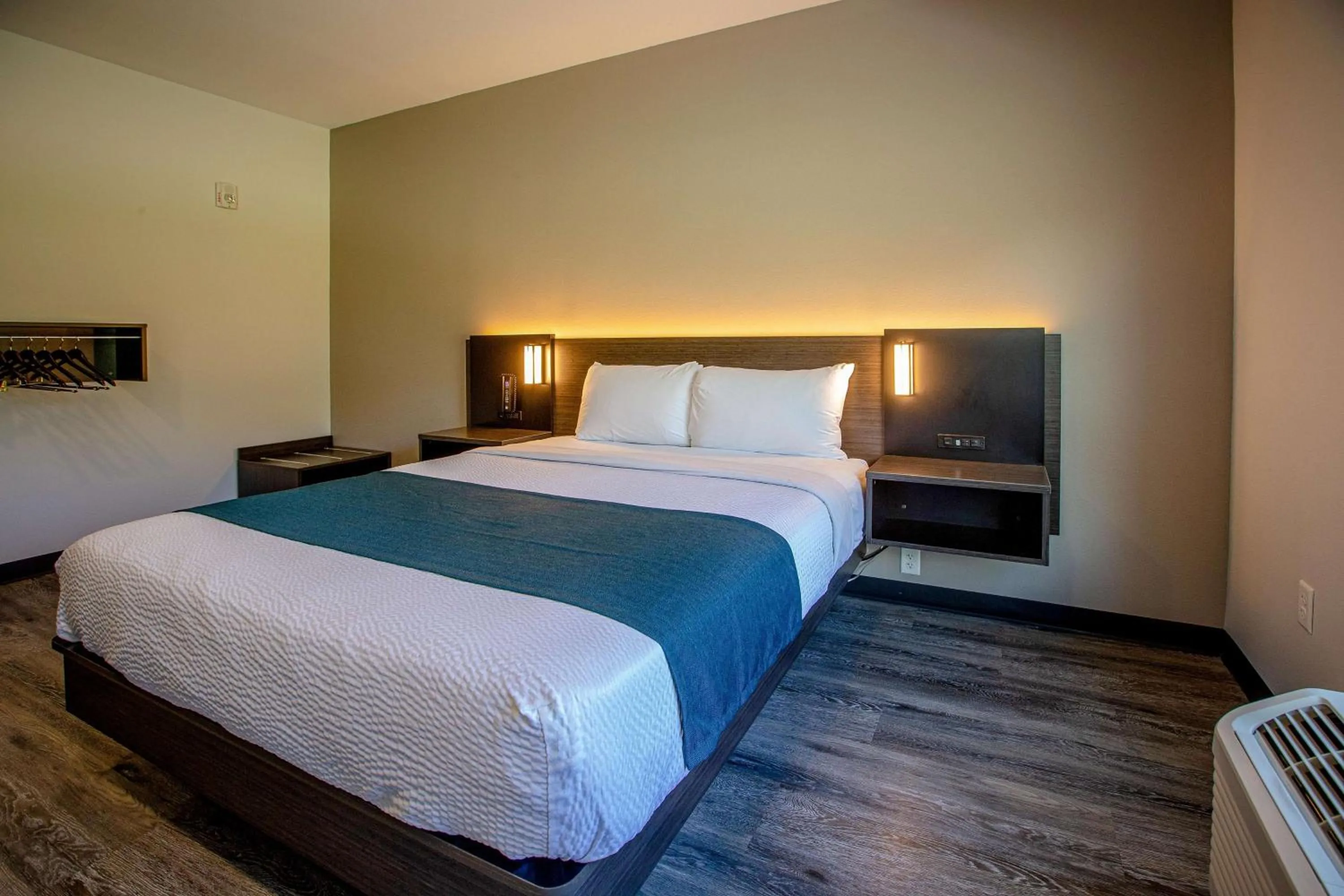 Photo of the whole room, Bed in Motel 6 North Platte, NE - East