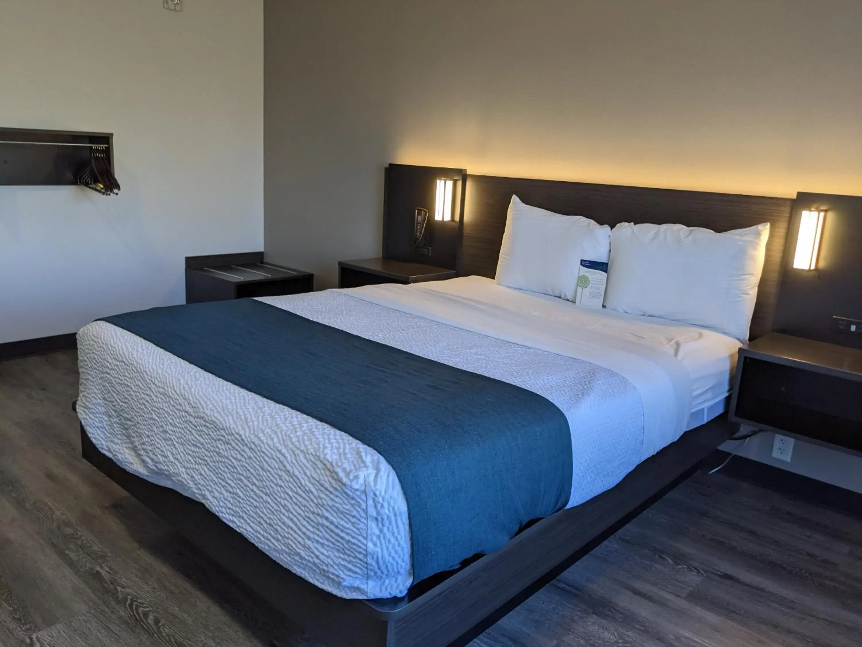 Queen Room - Disability Access - Roll in Shower in Motel 6 North Platte, NE - East Queen Room - Disability Access - Roll in Shower in Motel 6 North Platte, NE - East