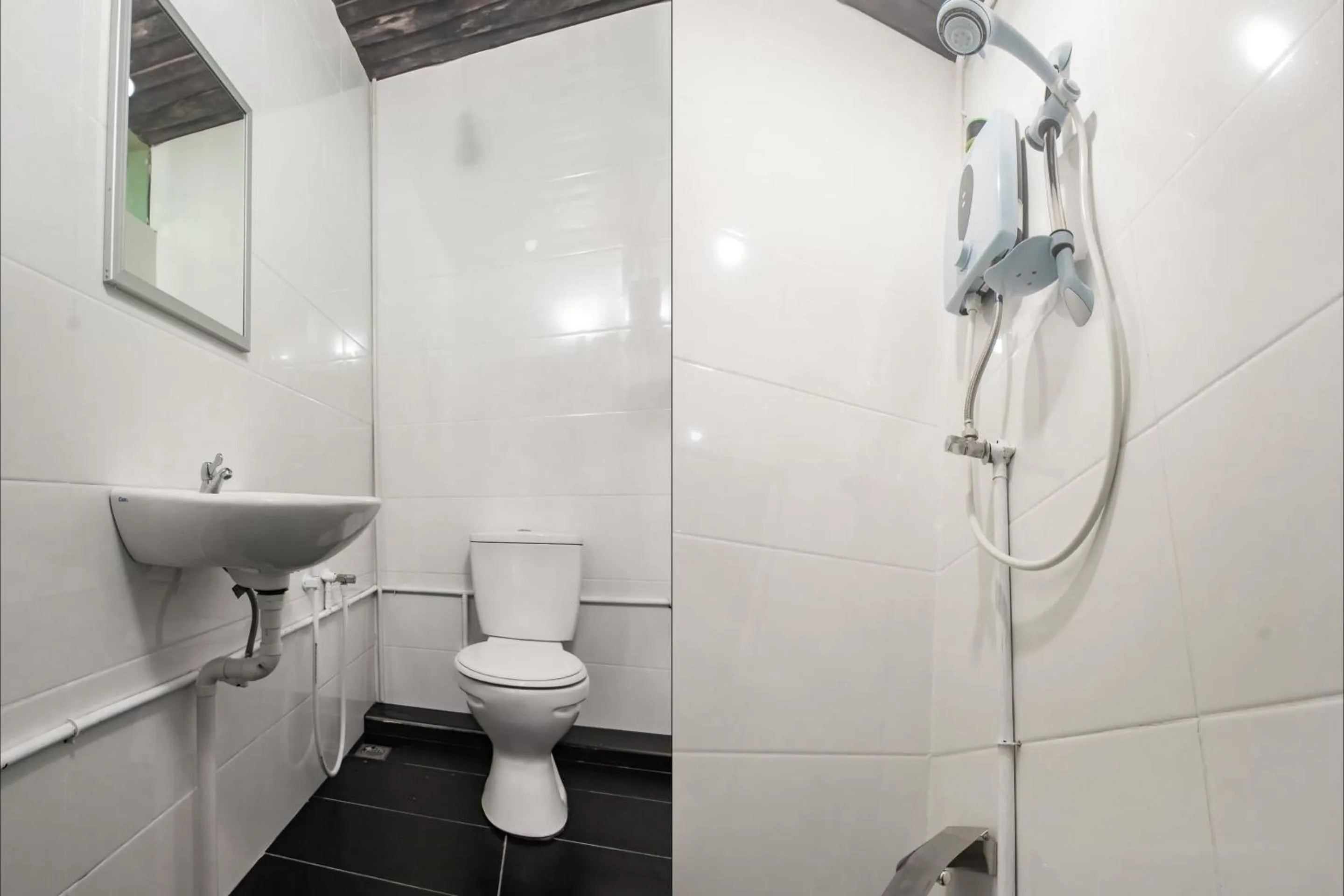 Bathroom in Hotel O Hi Inn 3