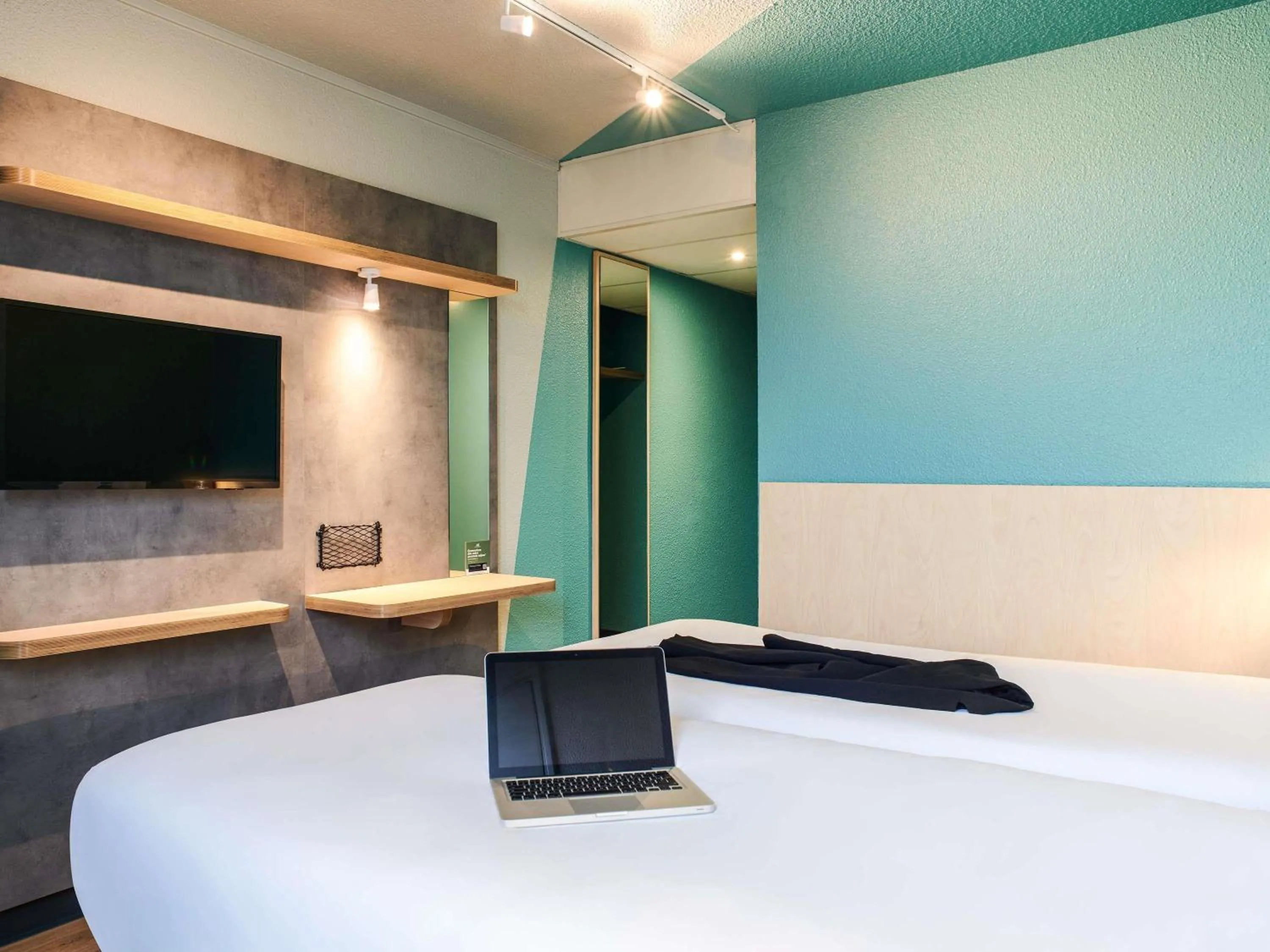 Bedroom, Bed in Hôtel Ibis Budget Nantes Ouest Atlantis Couëron