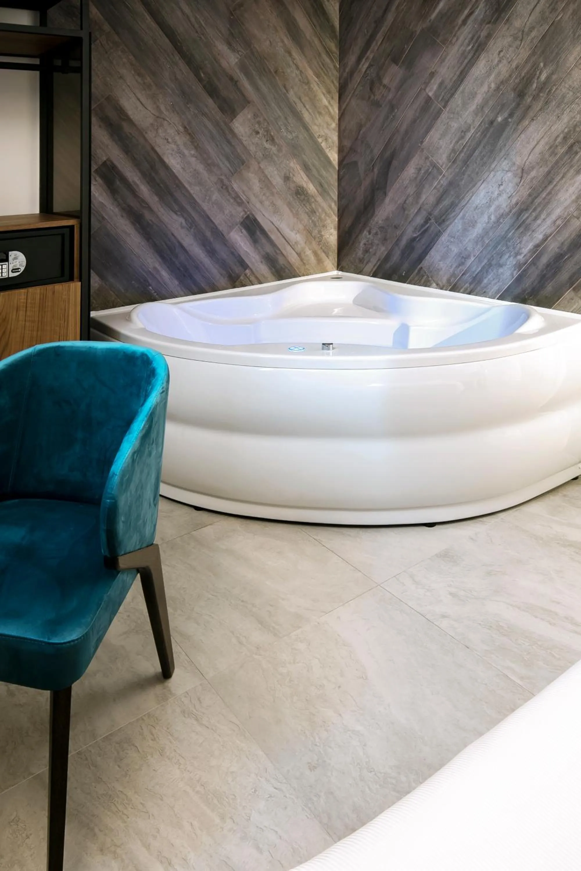 Hot Tub, Bed in The Location Hotel