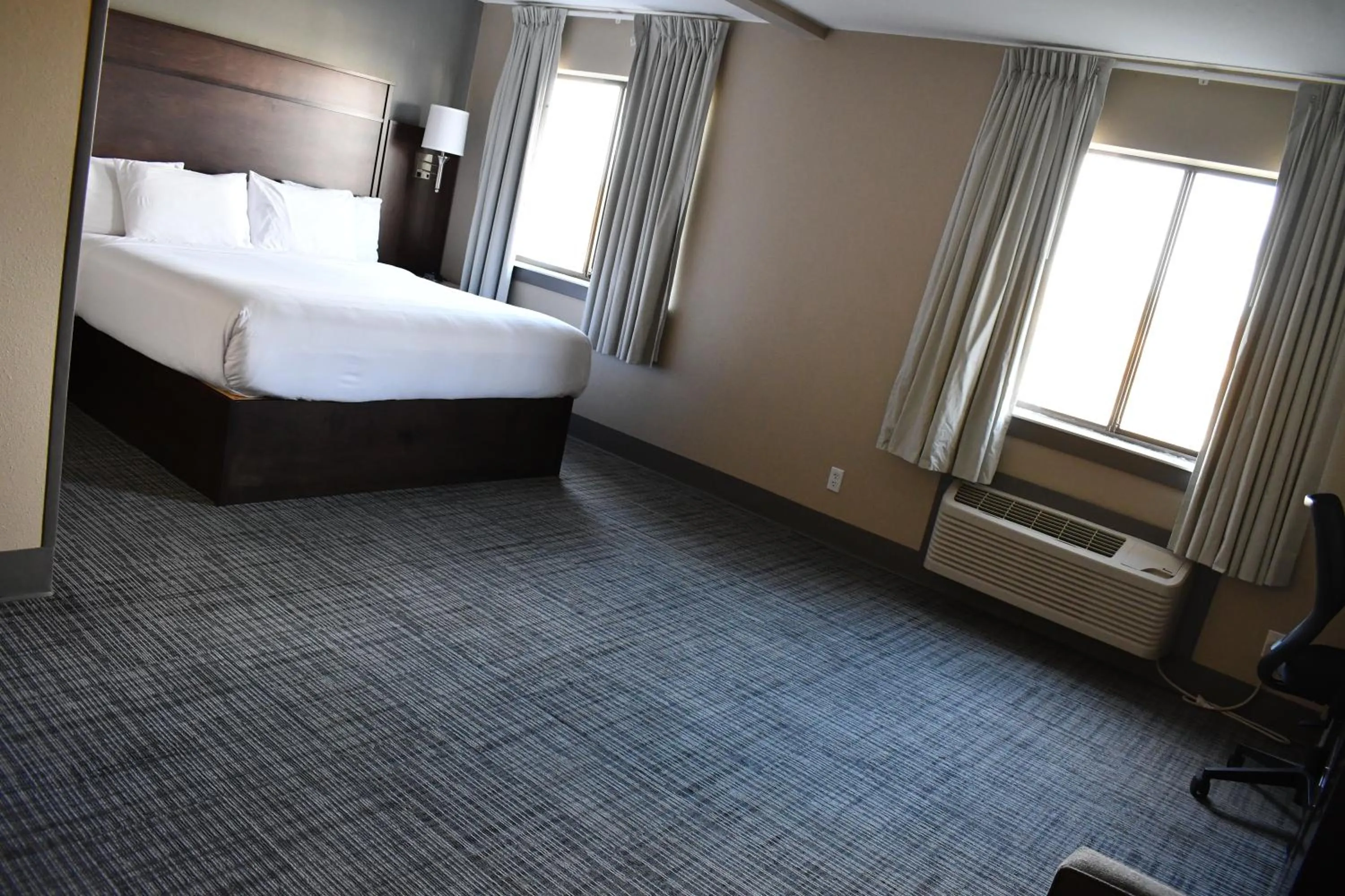 Bedroom, Bed in Cobblestone Inn & Suites - Trenton