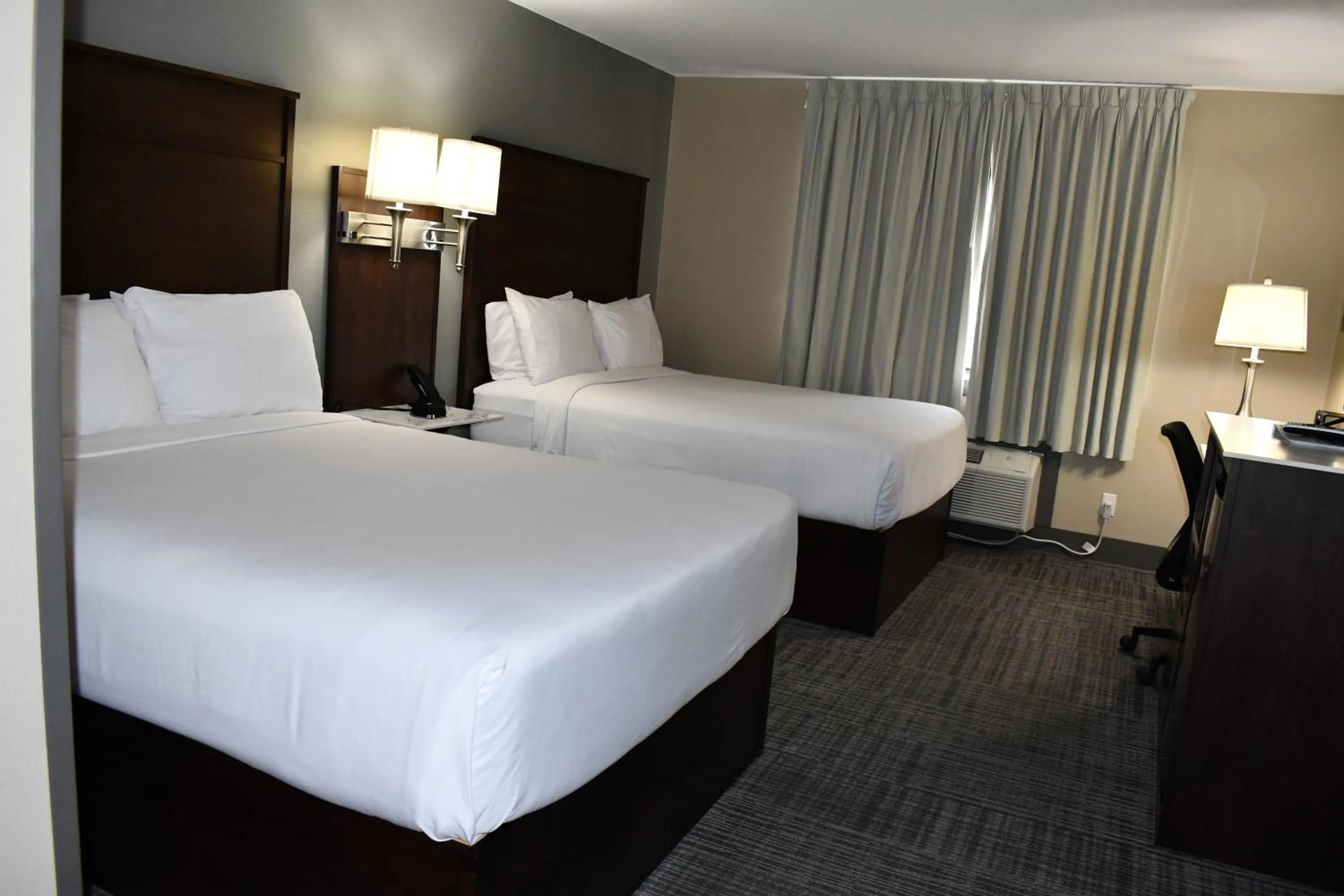 Bedroom, Bed in Cobblestone Inn & Suites - Trenton