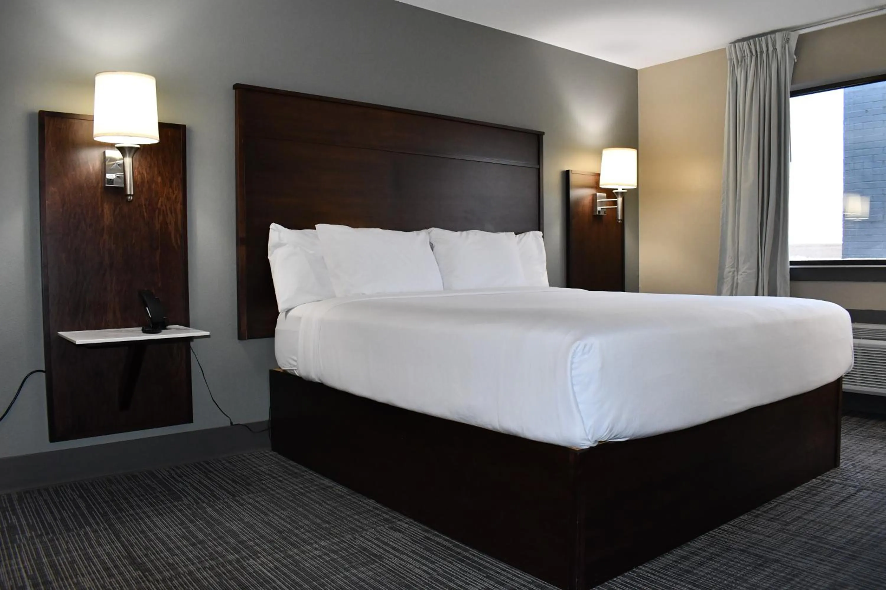 Bedroom, Bed in Cobblestone Inn & Suites - Trenton