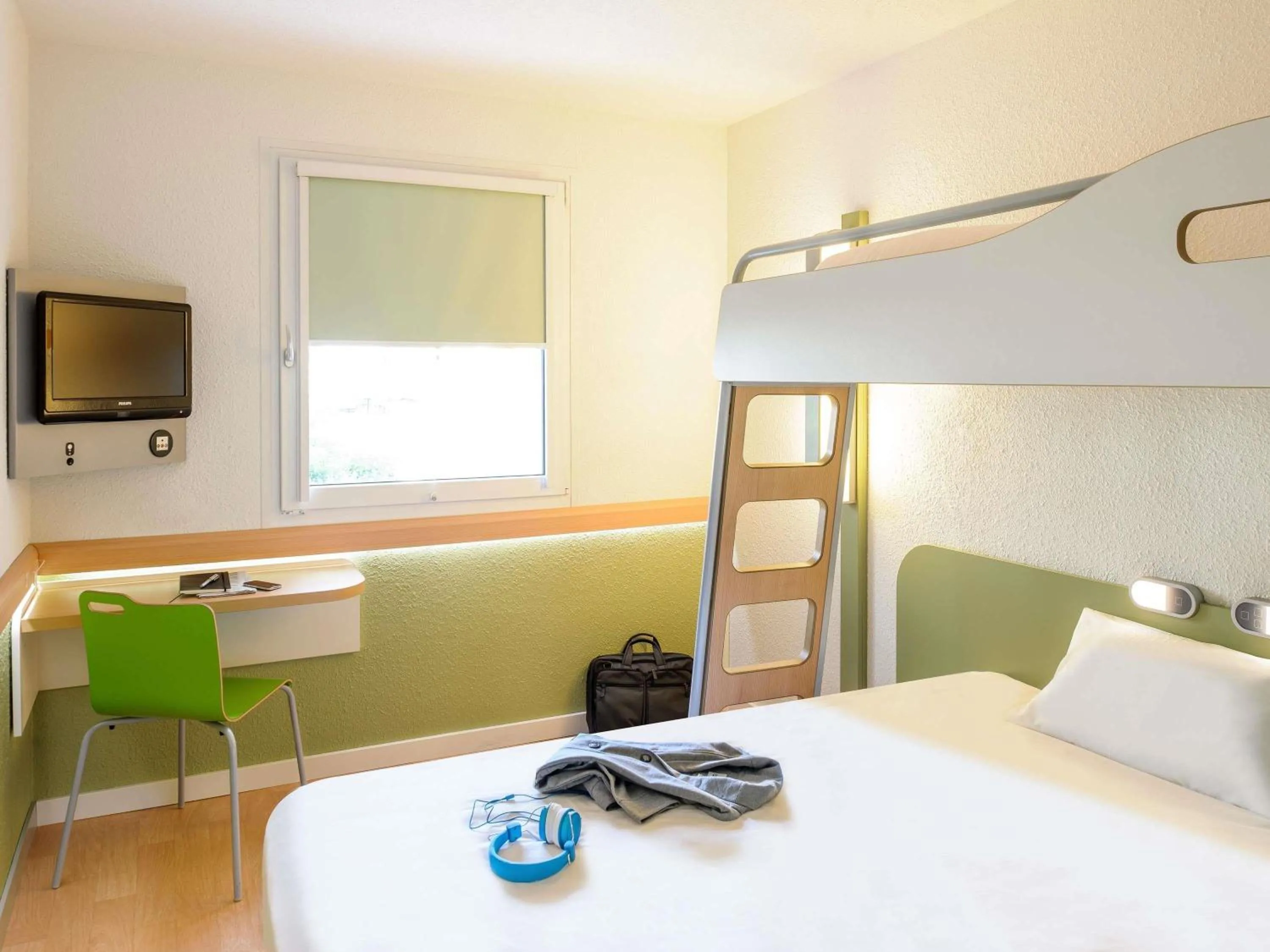 Bedroom, Bed in ibis budget Dijon Saint Apollinaire