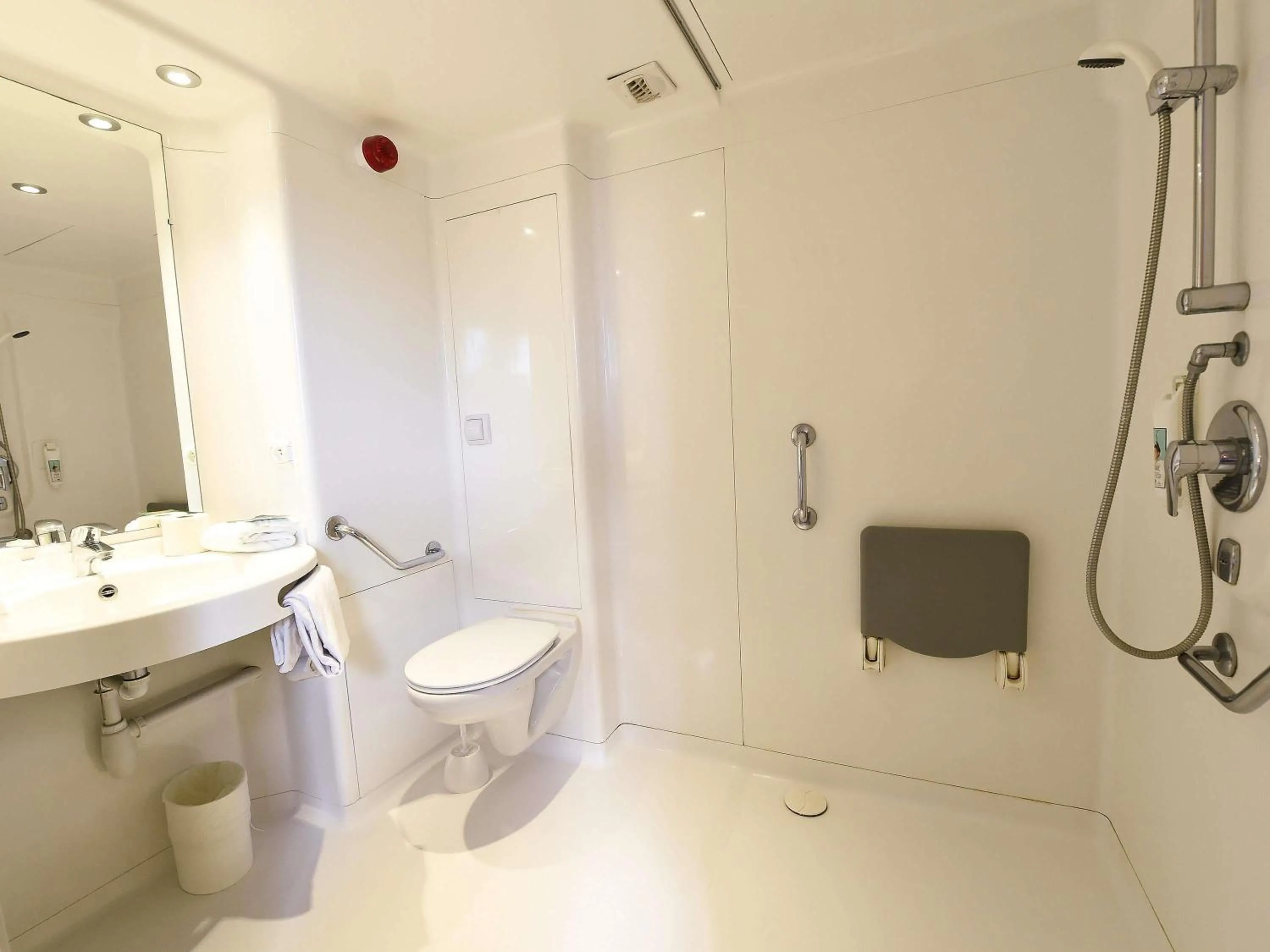 Bedroom in ibis budget Dijon Saint Apollinaire