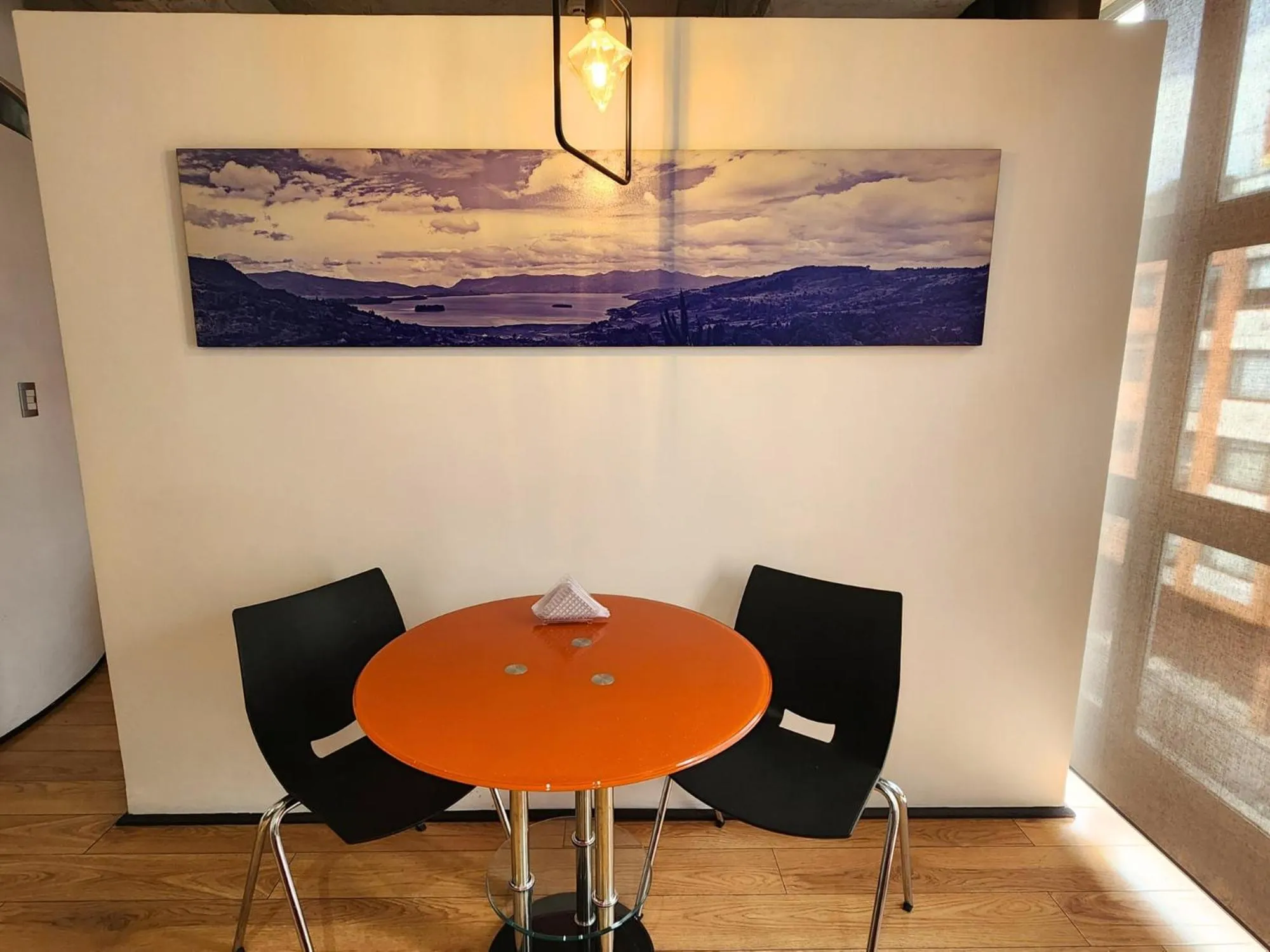 Dining area in Hotel 5 Elementos Corferias by HBP
