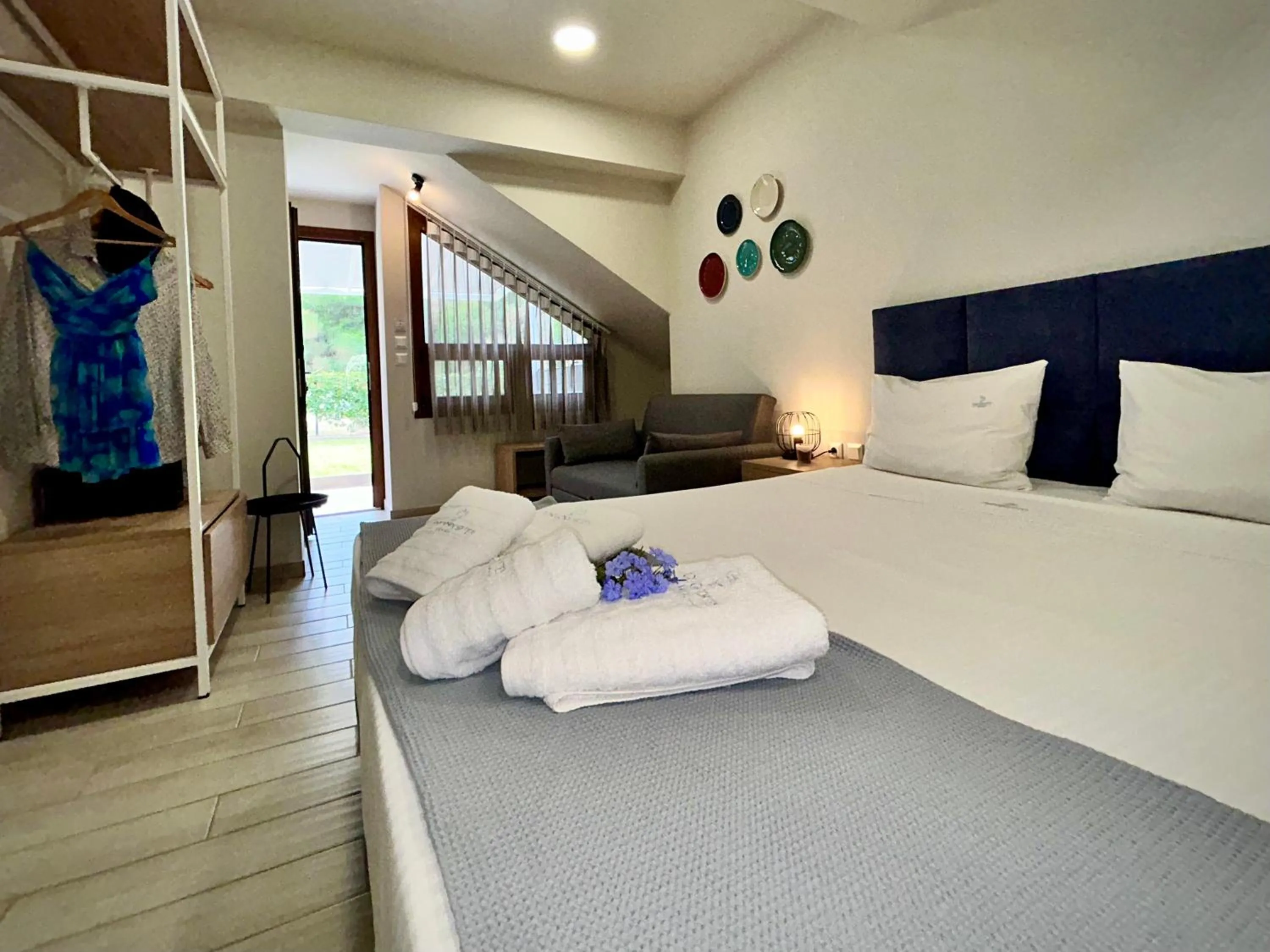 Photo of the whole room in PORTO PORTES suites