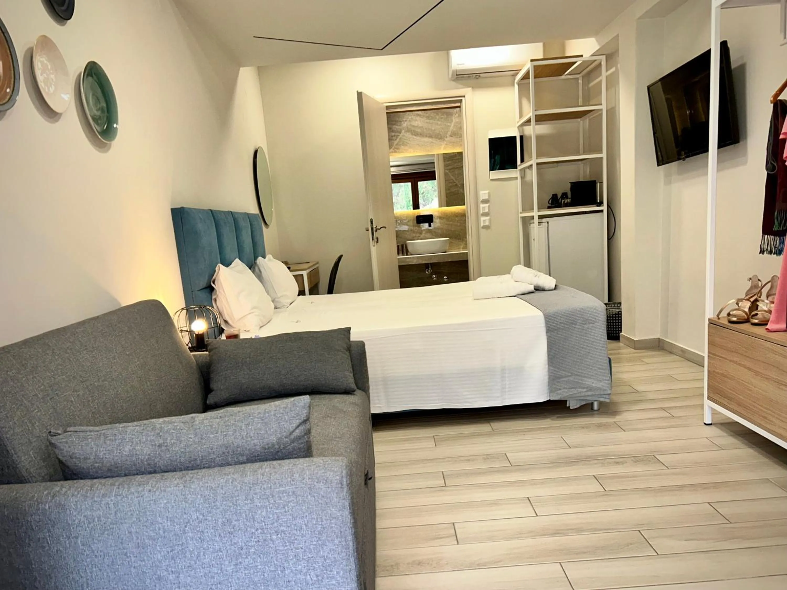 Photo of the whole room in PORTO PORTES suites