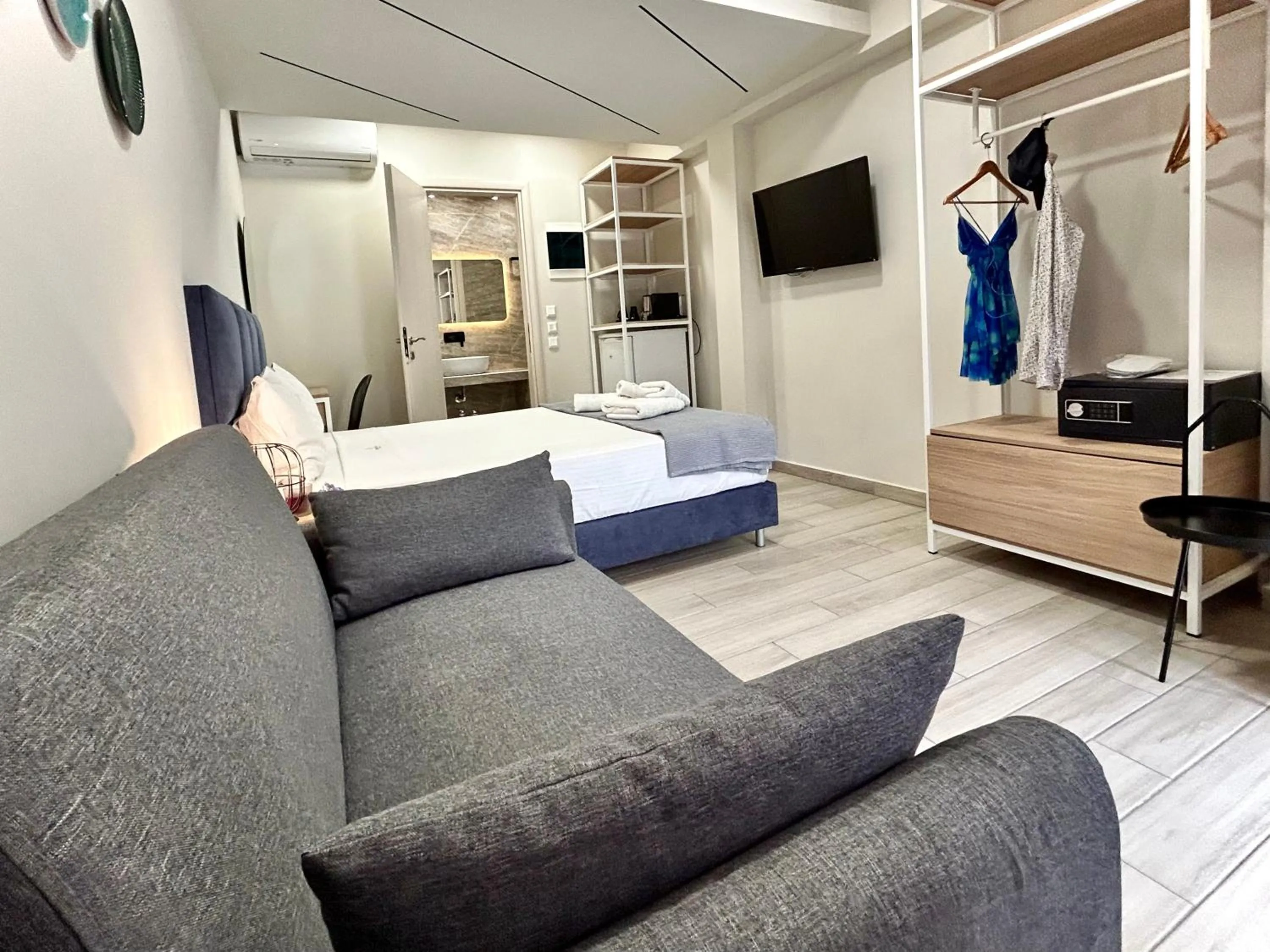 Photo of the whole room in PORTO PORTES suites