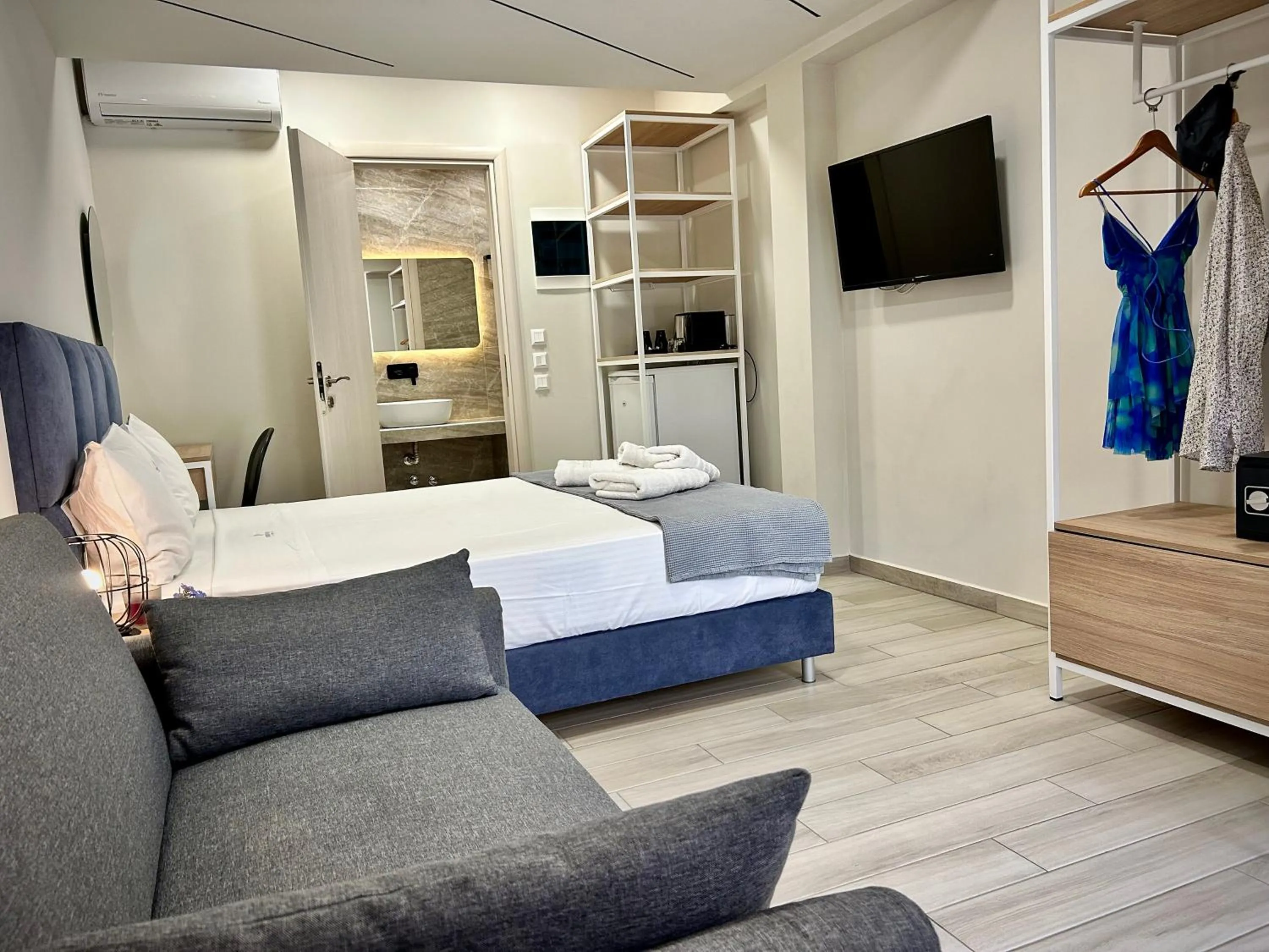 Photo of the whole room in PORTO PORTES suites