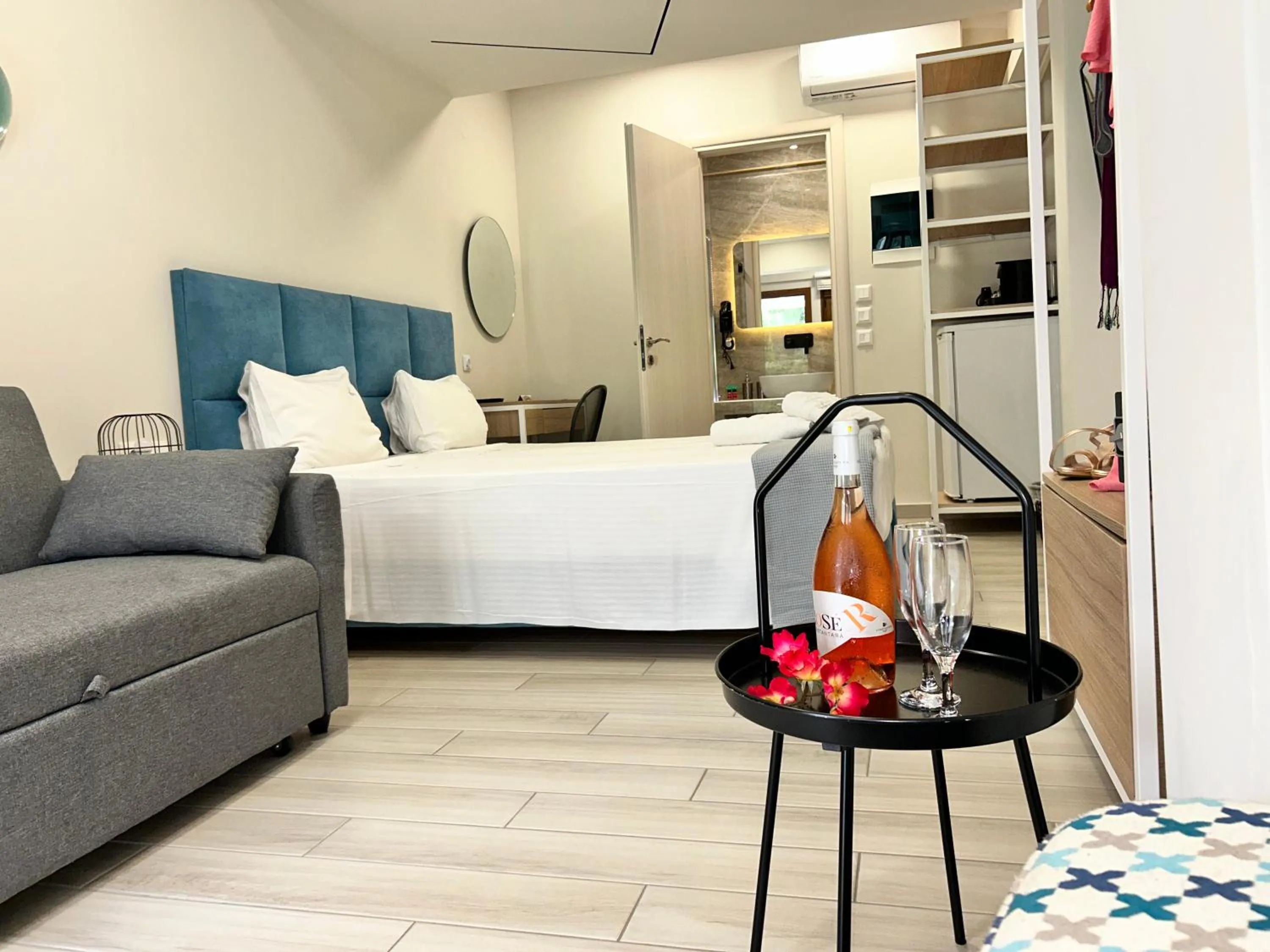 Photo of the whole room in PORTO PORTES suites