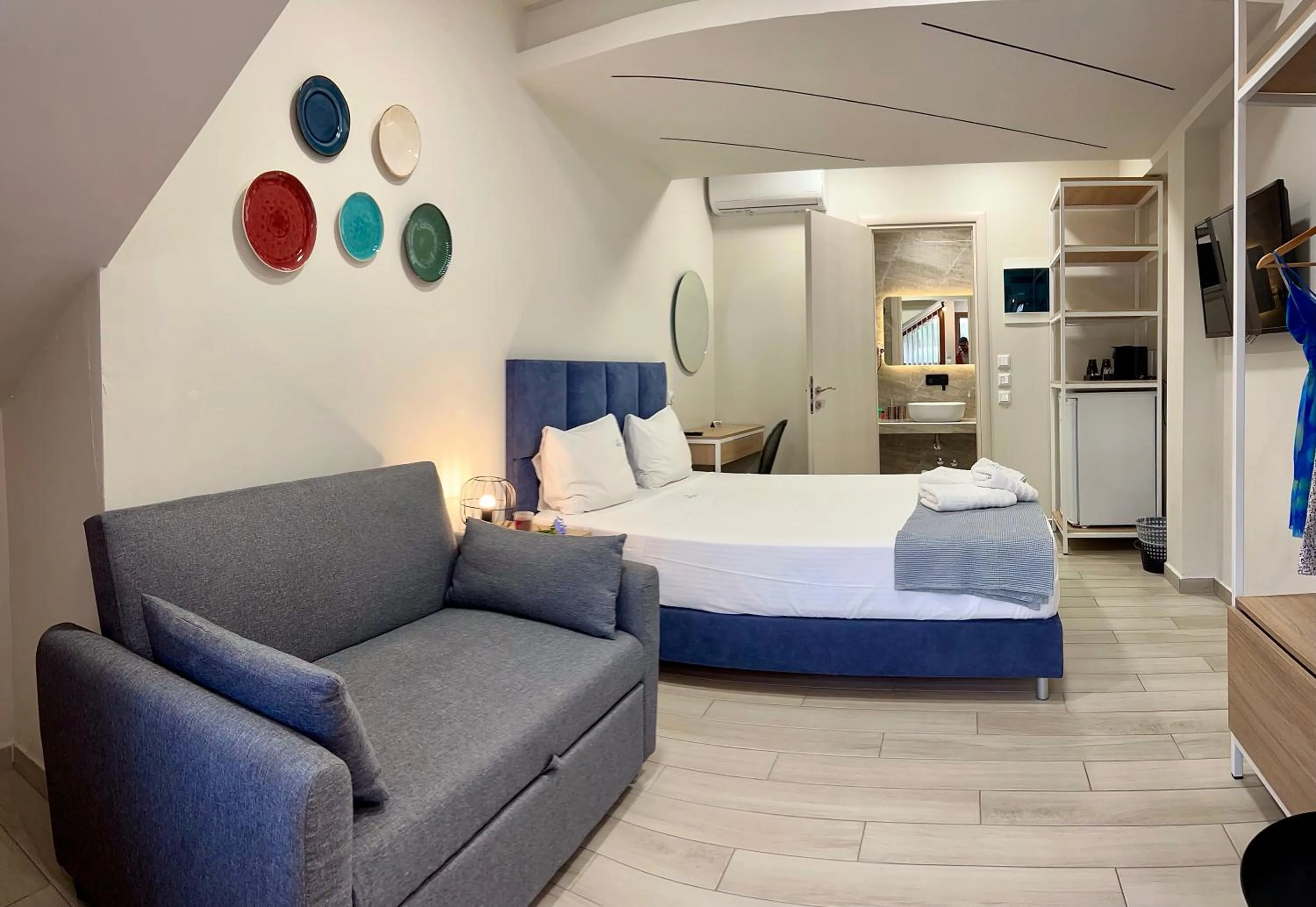 Photo of the whole room in PORTO PORTES suites