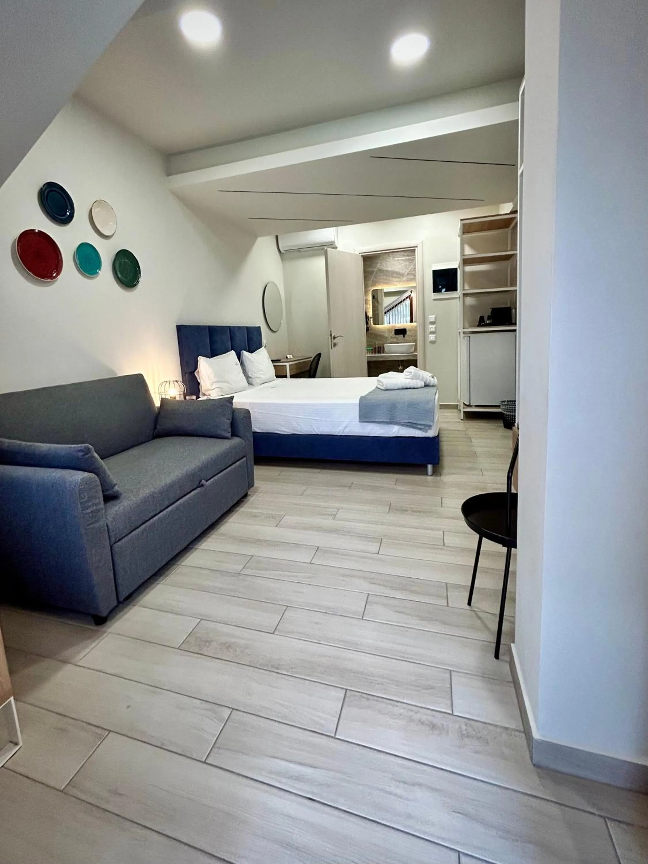 Photo of the whole room in PORTO PORTES suites