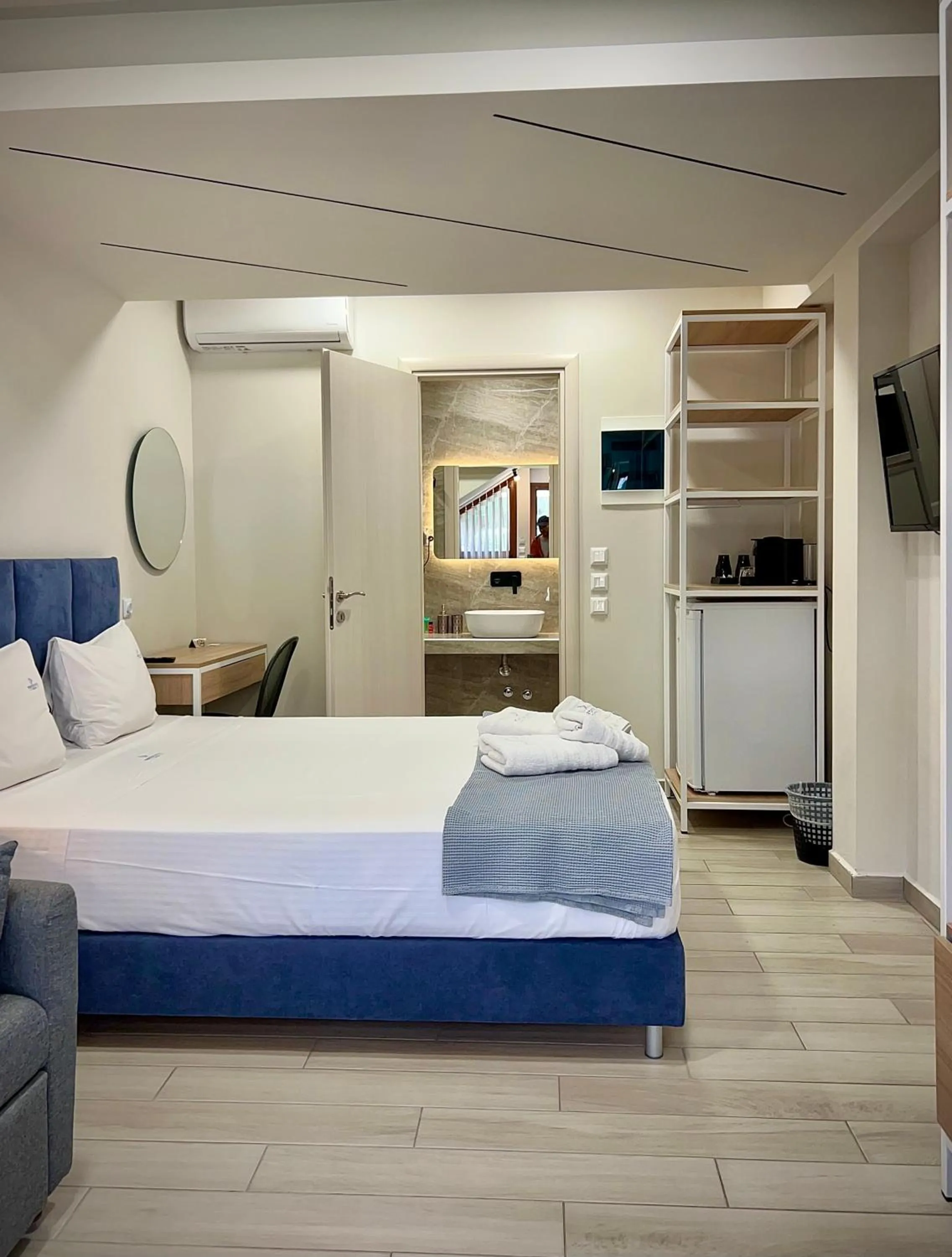 Photo of the whole room in PORTO PORTES suites