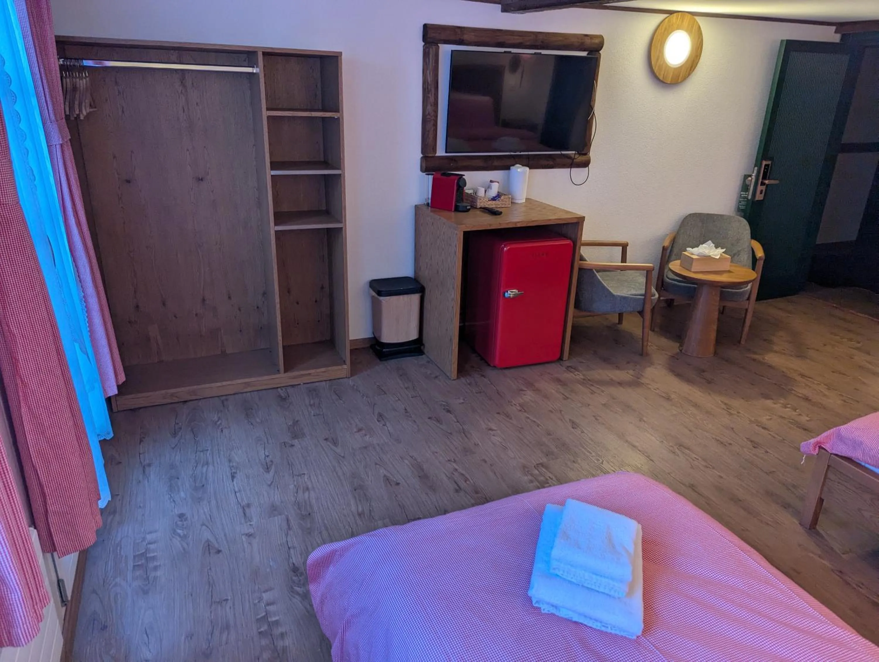 Seating area, Bed in Hotel Schützen Lauterbrunnen