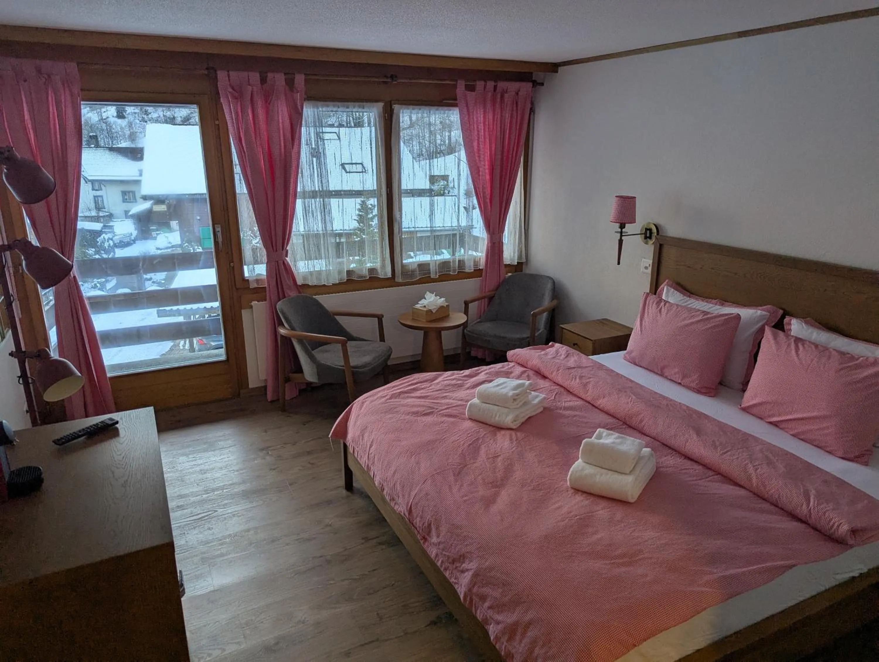 Bedroom, Bed in Hotel Schützen Lauterbrunnen