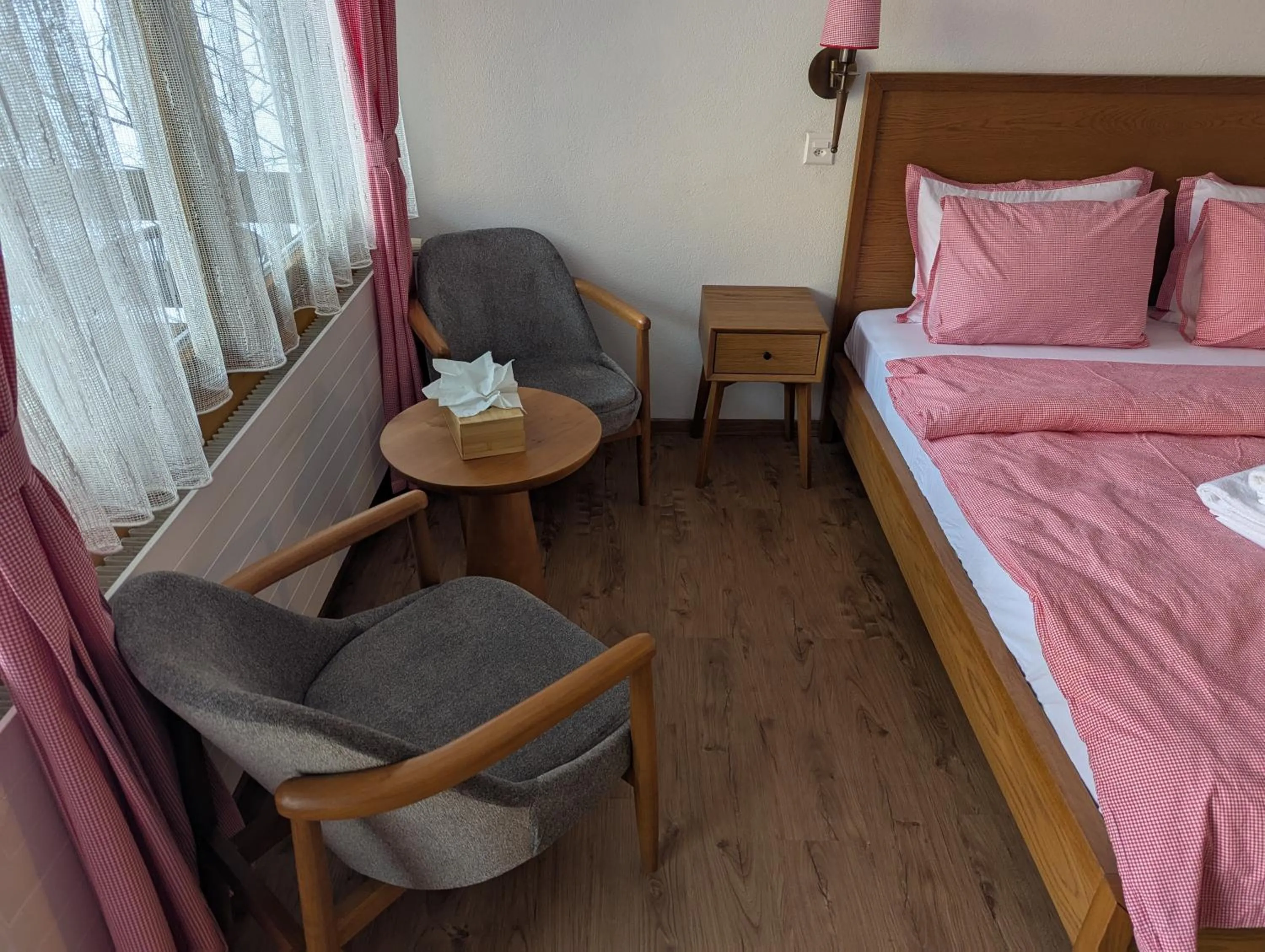 Seating area, Bed in Hotel Schützen Lauterbrunnen